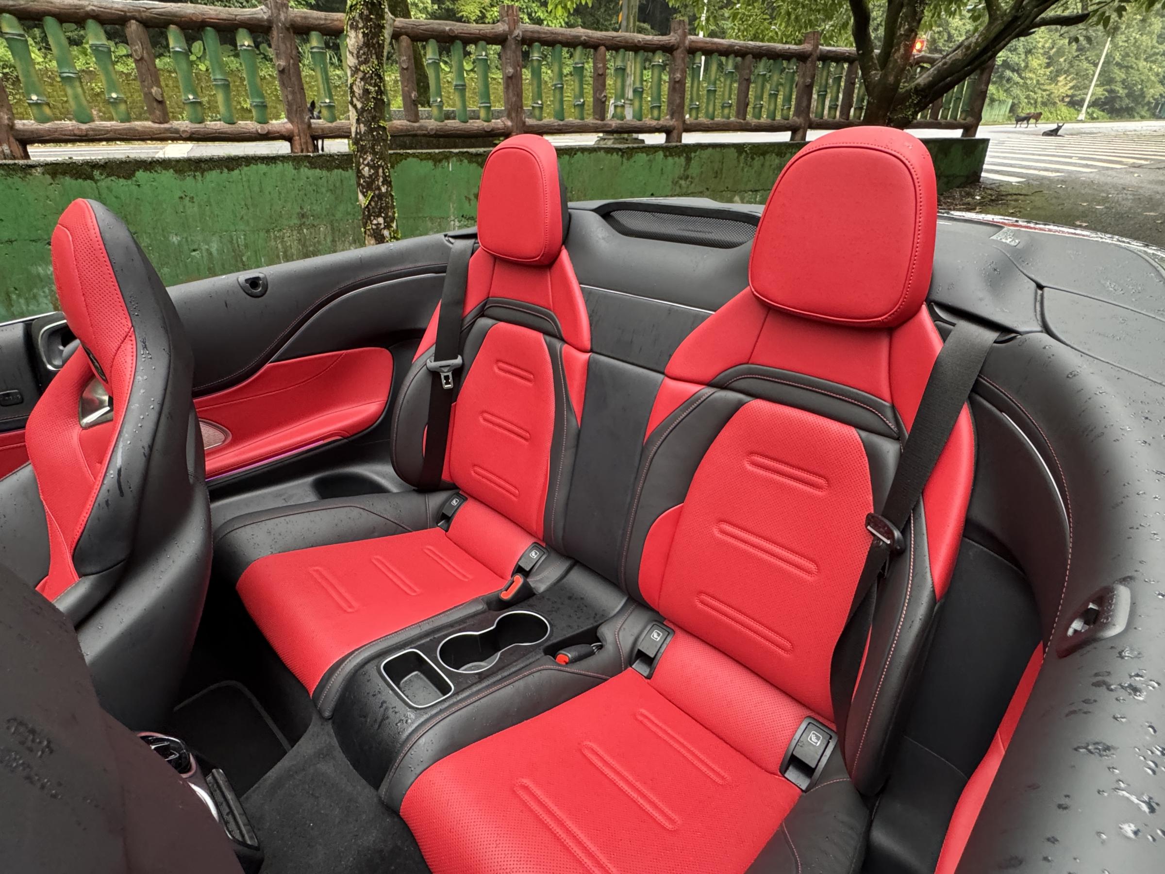 後座雖然沒有很寬敞，不過本刊記者實際乘坐還是覺得空間算足夠。（劉芯衣攝）