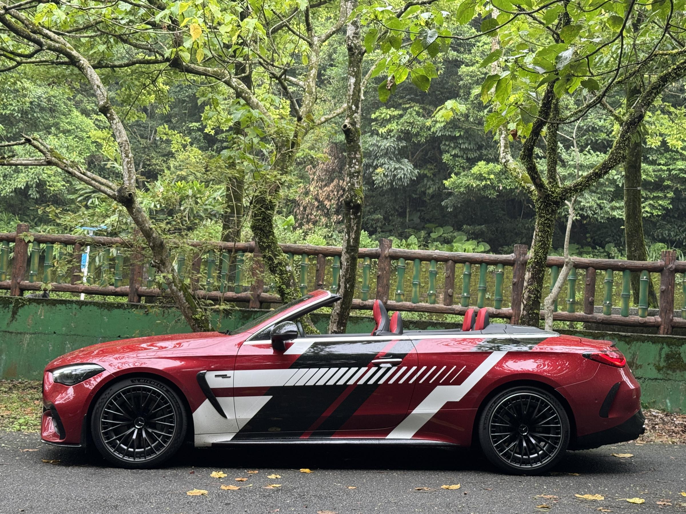 敞篷在20秒內可以收起和打開，十分俐落、快速。（劉芯衣攝）