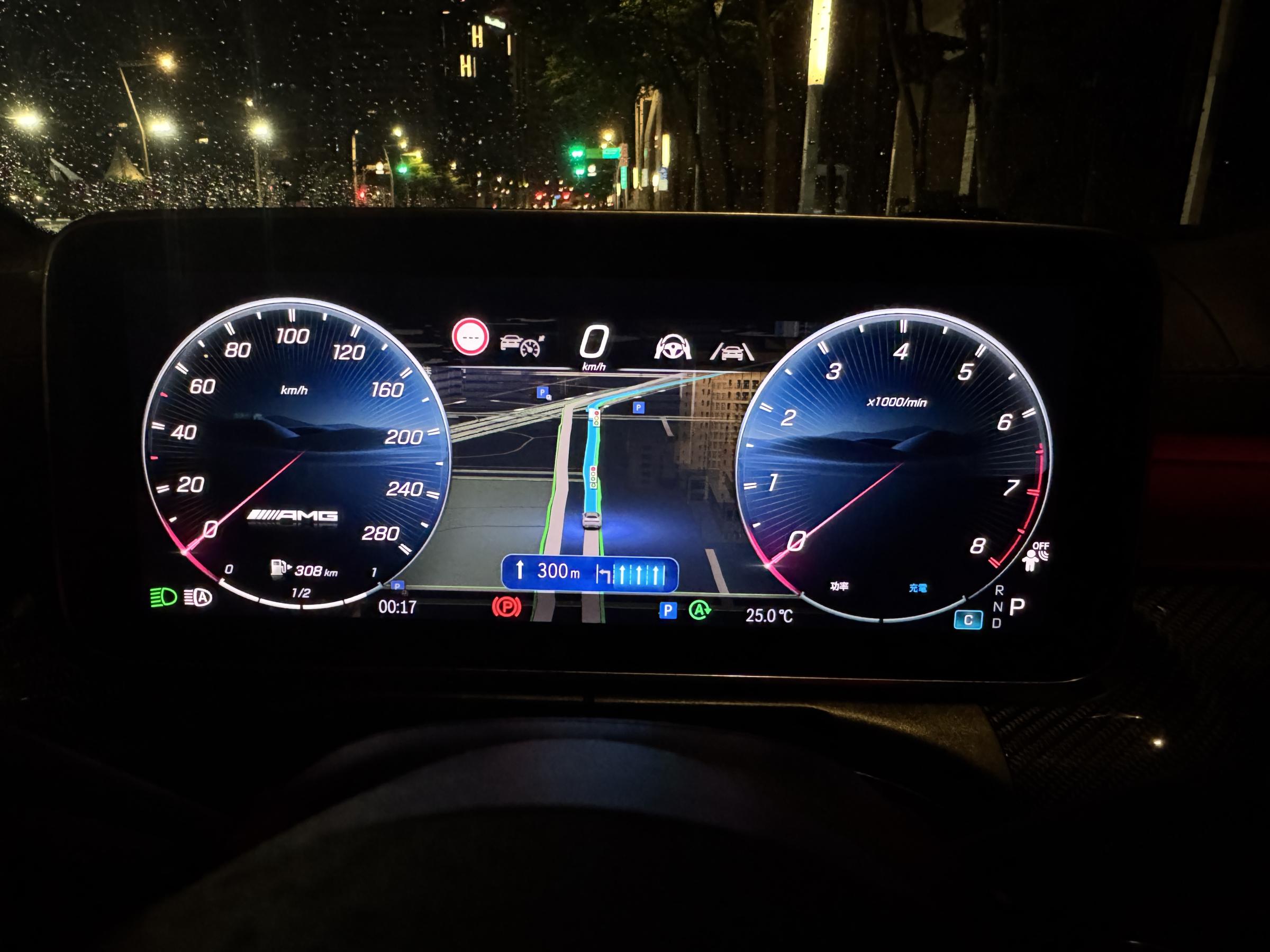 賓士內建的導航，會清楚顯示在數位儀表上。（劉芯衣攝）