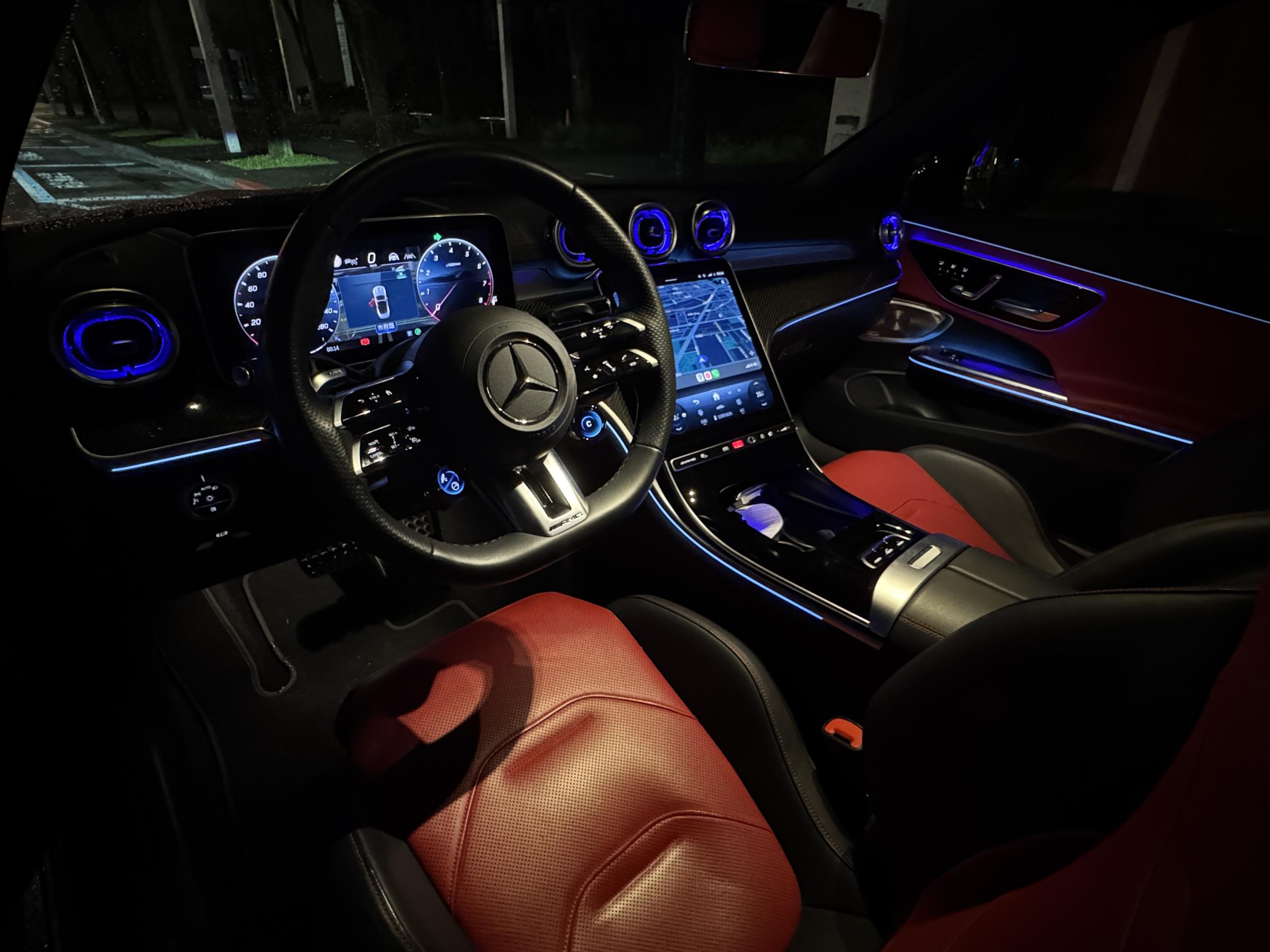 車內配有12.3吋數位儀表與11.9吋可調角度的中控螢幕。（劉芯衣攝）