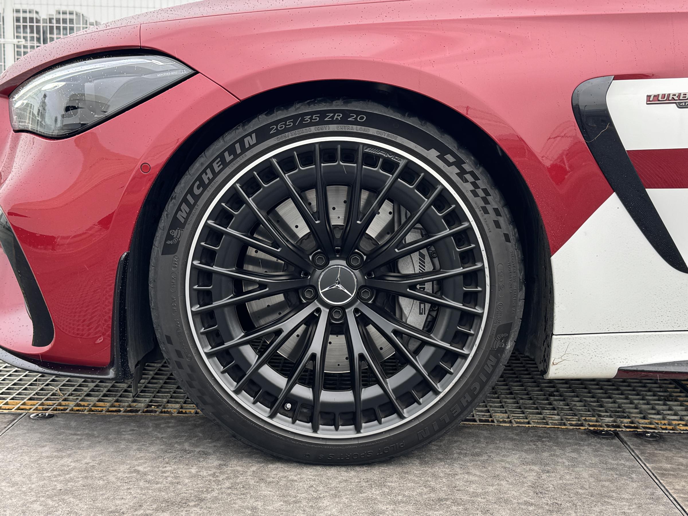 前後配胎（前265/35 R20、後295/30 R20）看起來兇狠，也是性能輸出的保證。（劉芯衣攝）