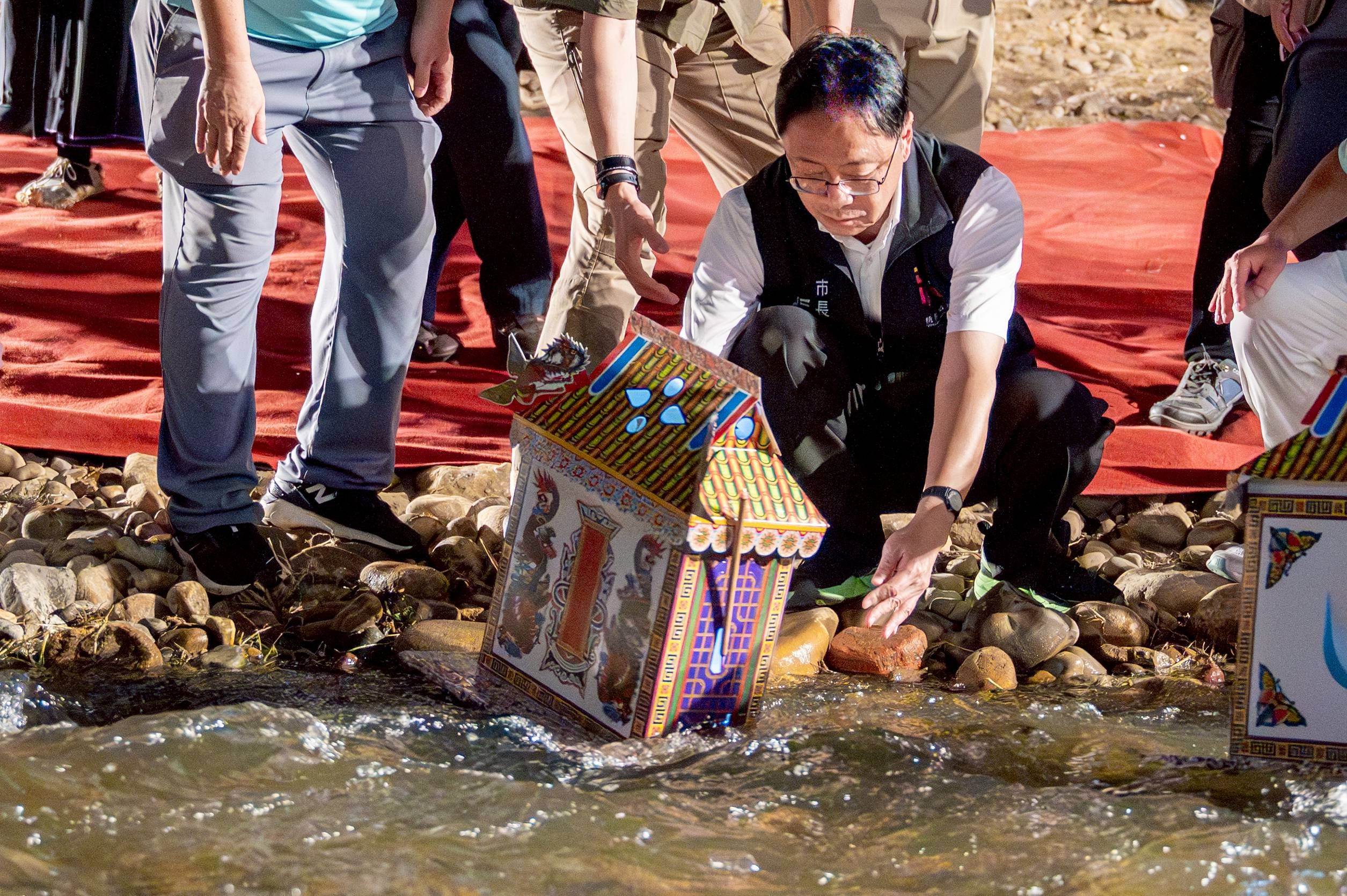 桃園市長張善政放水燈為地方祈福。（圖／桃園市政府提供）