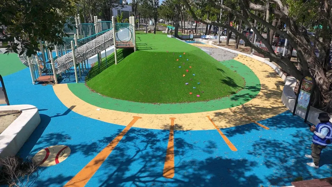 嘉義縣立體育館旁遊戲場，規劃童趣十足的「跳格子」遊戲。（圖／嘉義縣政府教育處提供）