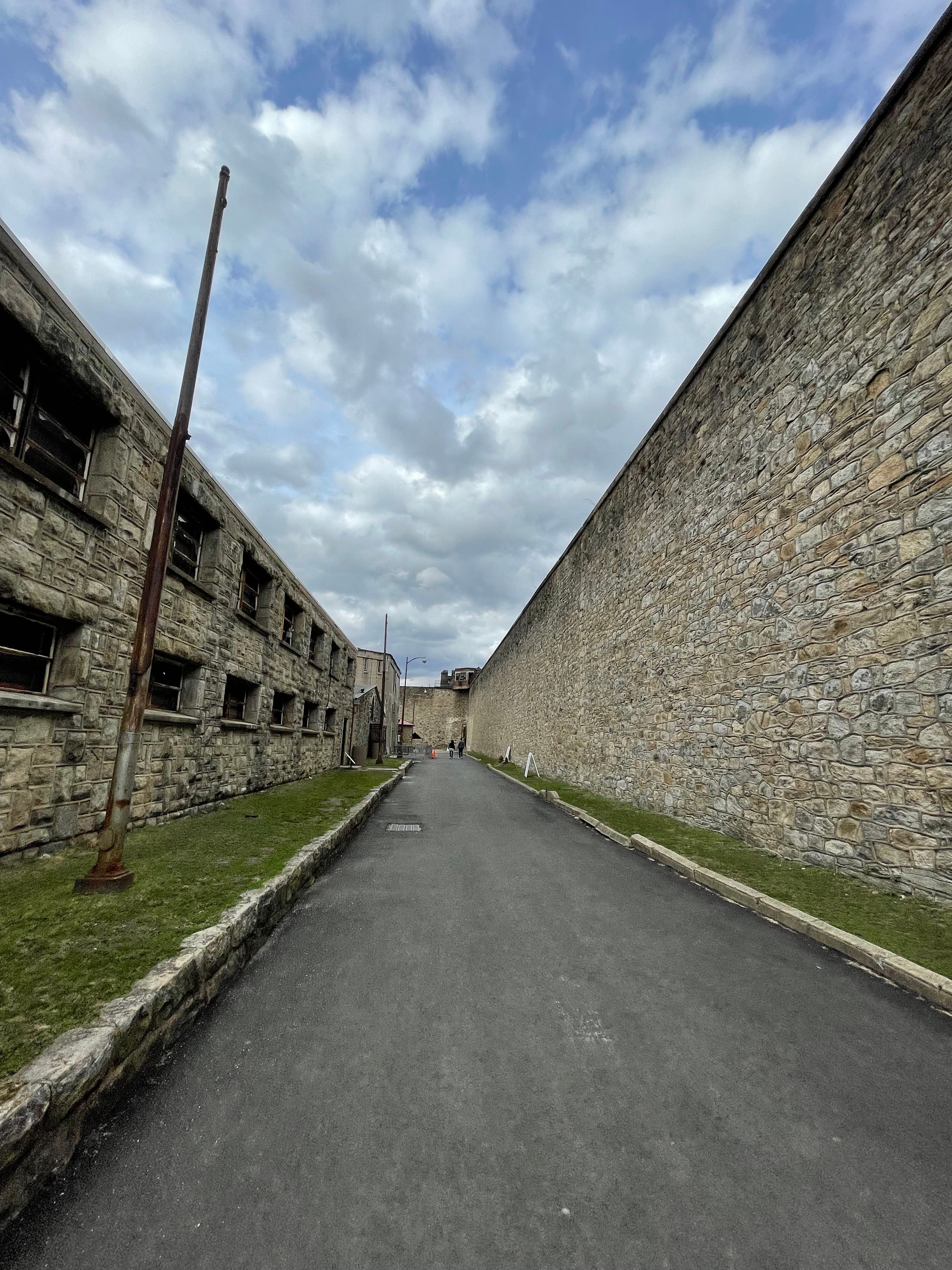 賓州監獄四周高牆圍繞，雖然插翅南飛，但也有一些囚犯越獄成功。（林正二提供）