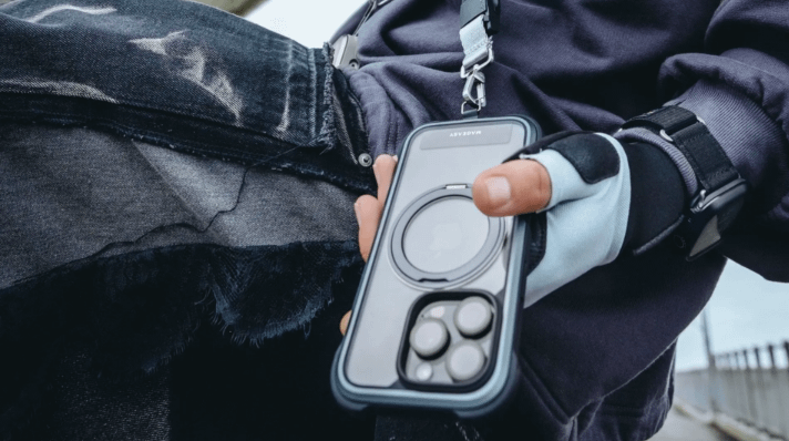 MAGEASY根據每個人的需求不同，提供不發黃、錢包掛繩、360度旋轉支架、皮革翻蓋支架等選擇，在講究快充便利、防護合一。（圖／翻攝自MAGEASY TAIWAN臉書）