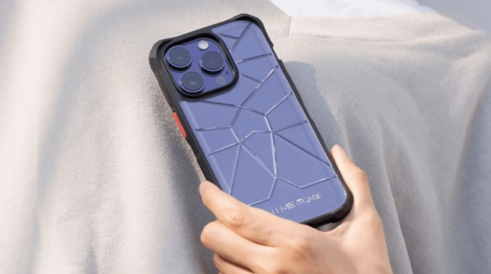 美國工業設計師Jeff Sasaki為了避免手機被自家澳洲牧羊犬咬壞，設計出眾所皆知的防摔手機殼品牌「Element Case」。（圖／翻攝自美國 Element Case 台灣總代理臉書）