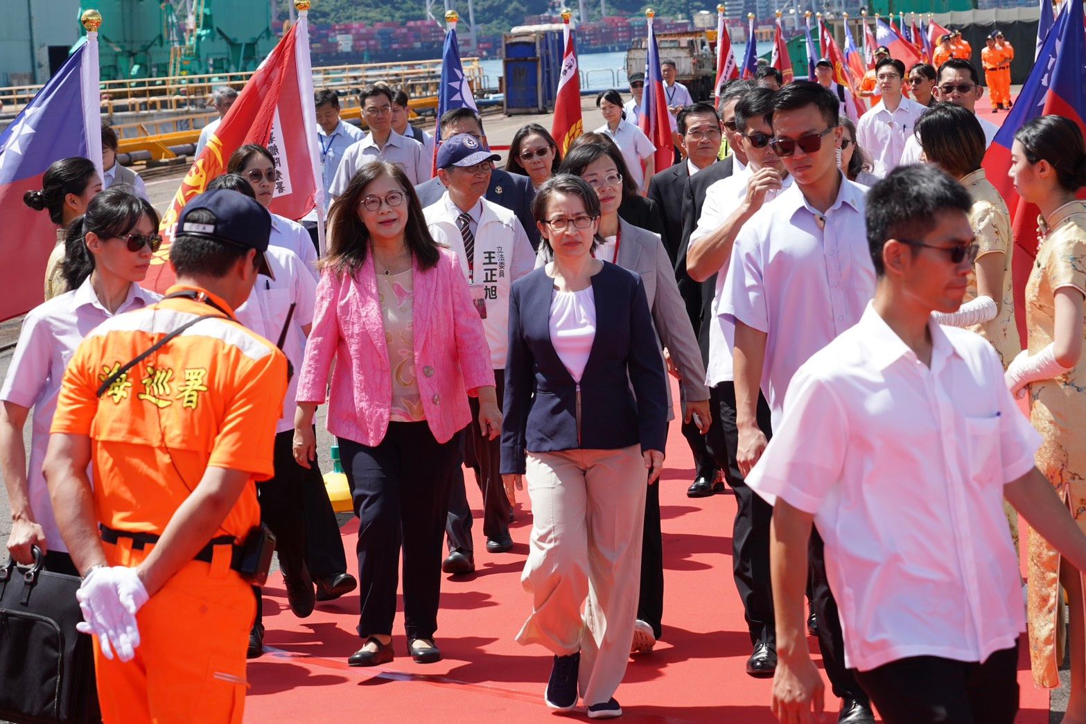 「1000噸級巡防艦第4艘CG1006花蓮艦」今（8）日交船，副總統蕭美琴（右）、海委會主委管碧玲（左）出席。（張曜麟攝）