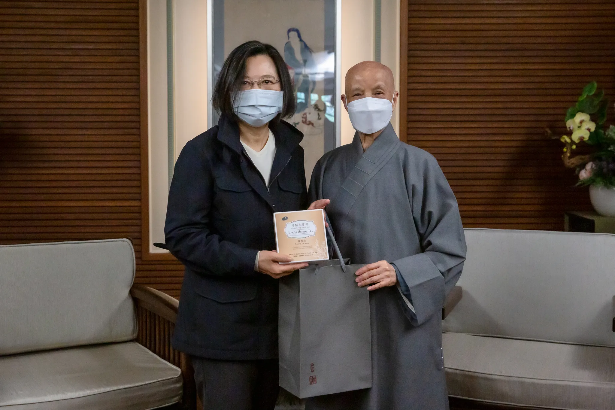 20211220-總統蔡英文（左）20日前往花蓮拜會證嚴法師（右），感謝慈濟購買疫苗捐助社會的義舉。（總統府提供）