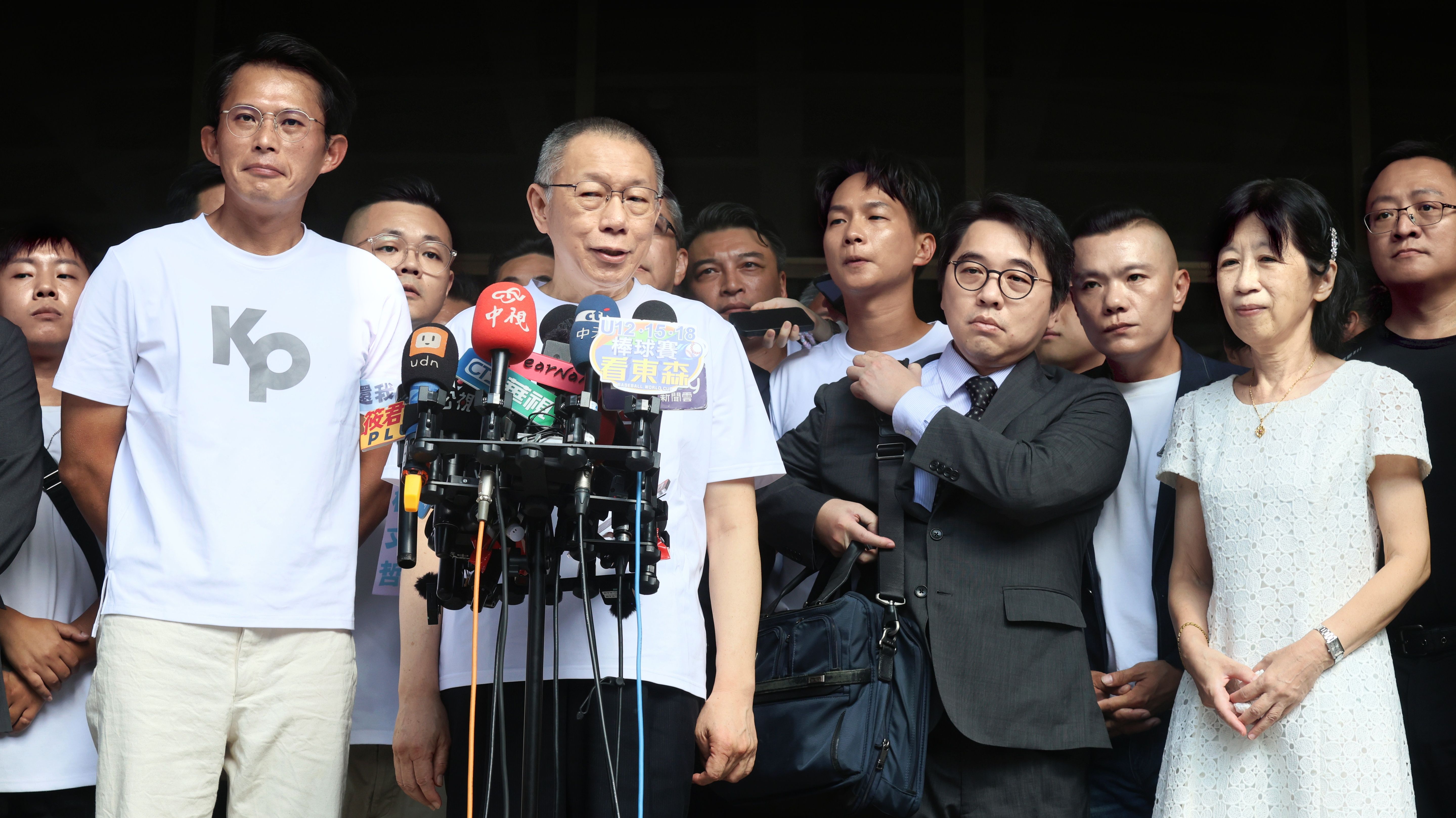 20250908-前民眾黨主席柯文哲（左二）8日交保後談話，向支持者致意，現任民眾黨主席黃國昌（左一）陪同。（柯承惠攝）