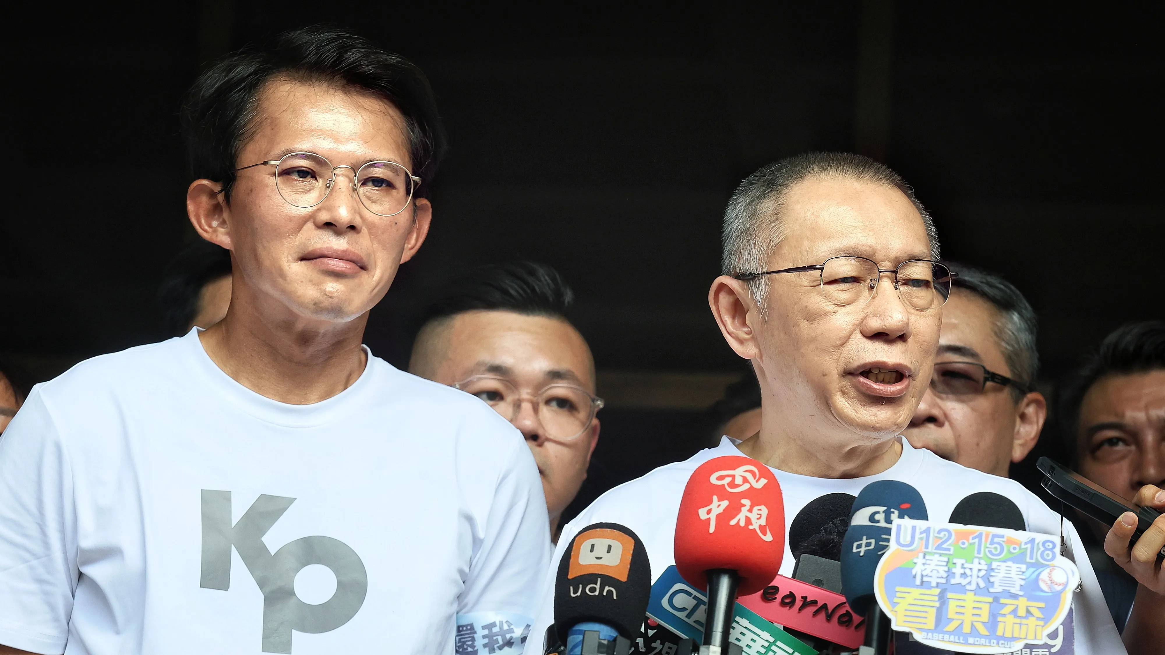 20250908-前台北市長柯文哲（右）8日由民眾黨主席黃國昌（左）陪同辦理交保後，在台北地方法院前發表談話。（柯承惠攝）