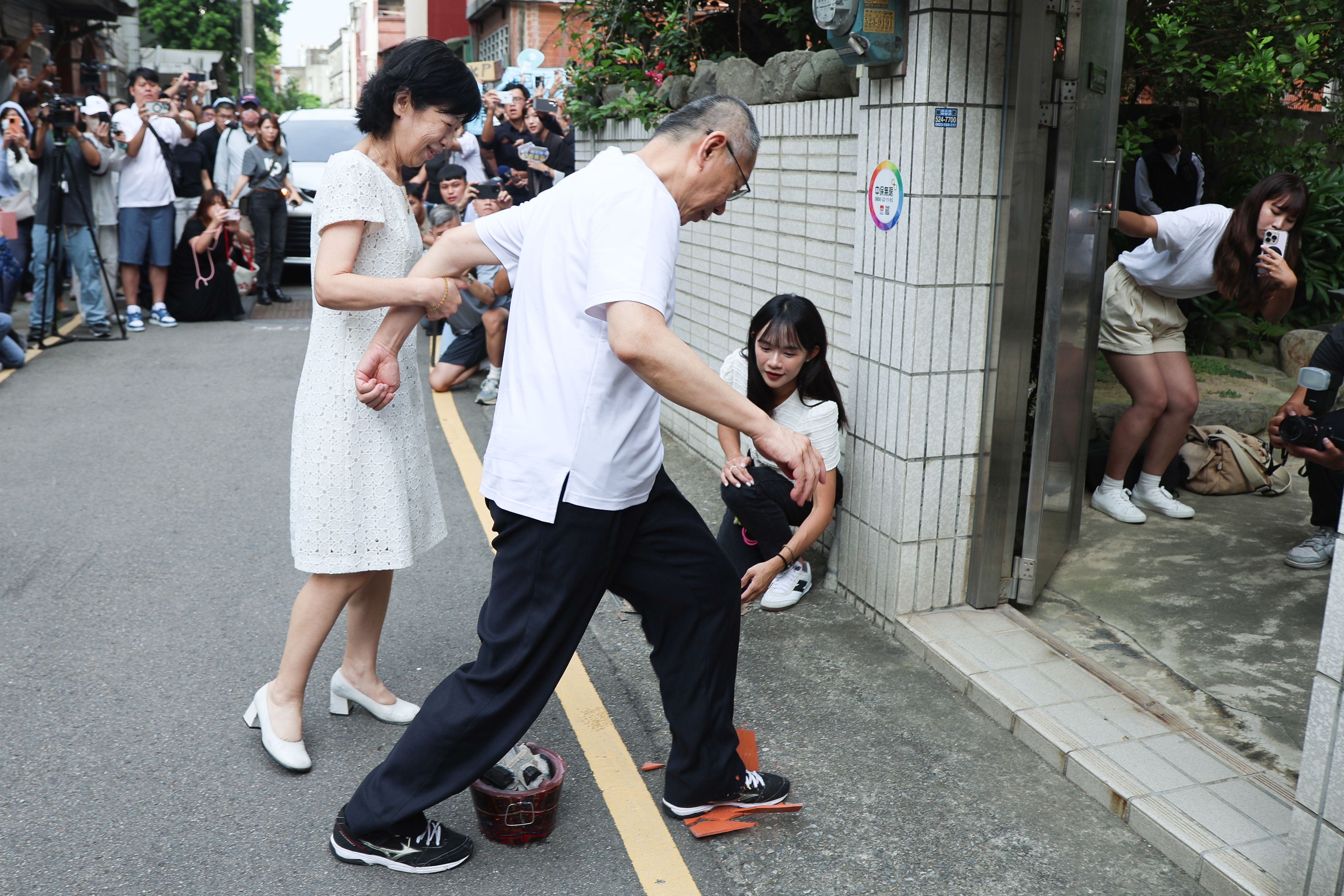 20250908-前民眾黨主席柯文哲返抵新竹老家，隨後跨過火爐去霉運。（陳品佑攝）