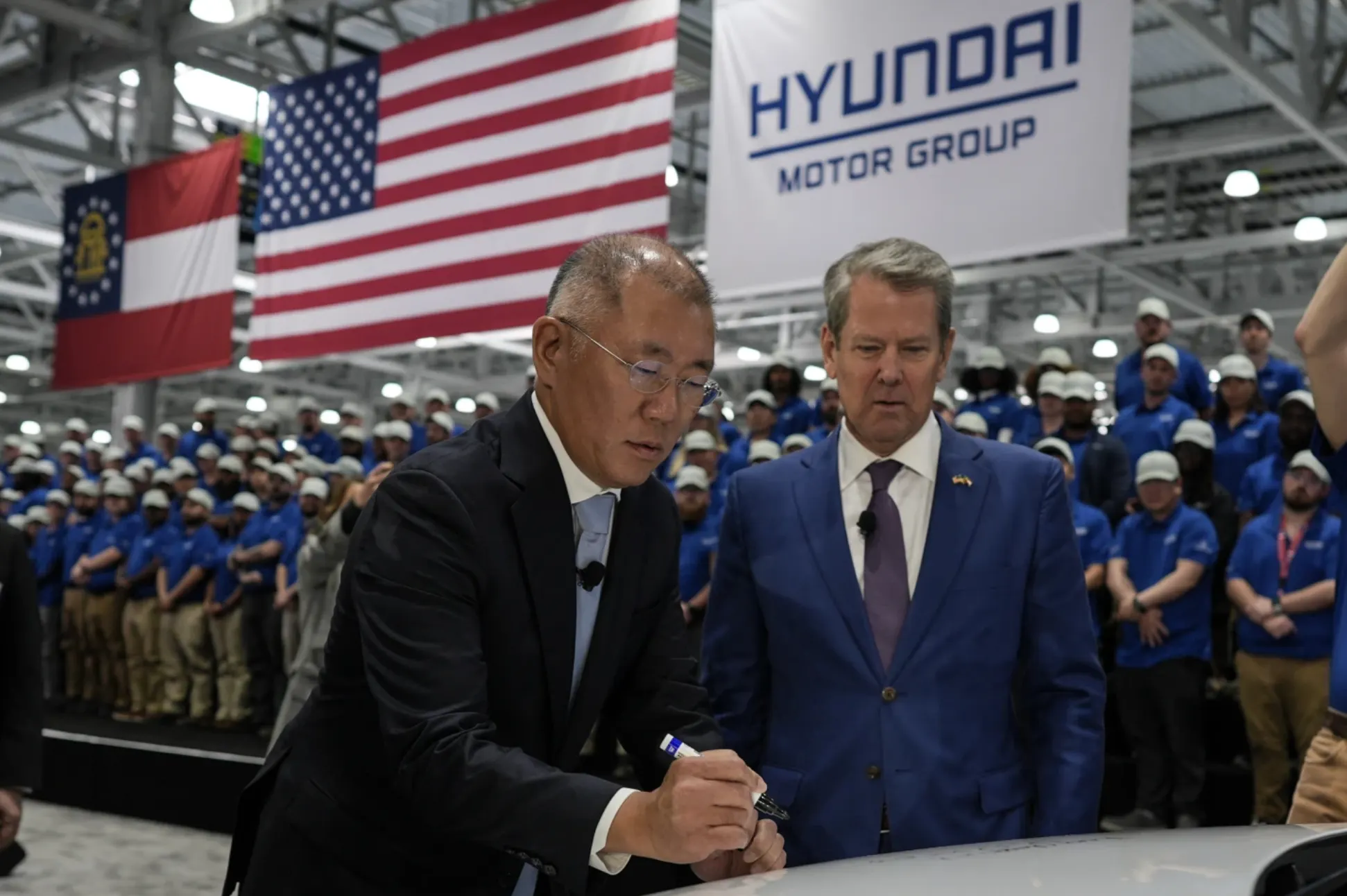 2025年3月26日、ジョージア州のMetaplant America工場で開業式が行われ、現代自動車グループ会長のチョン・ウィソン氏と共和党のジョージア州知事ブライアン・ケンプ氏がIONIQ 9電気自動車生産契約を締結。（Associated Press）