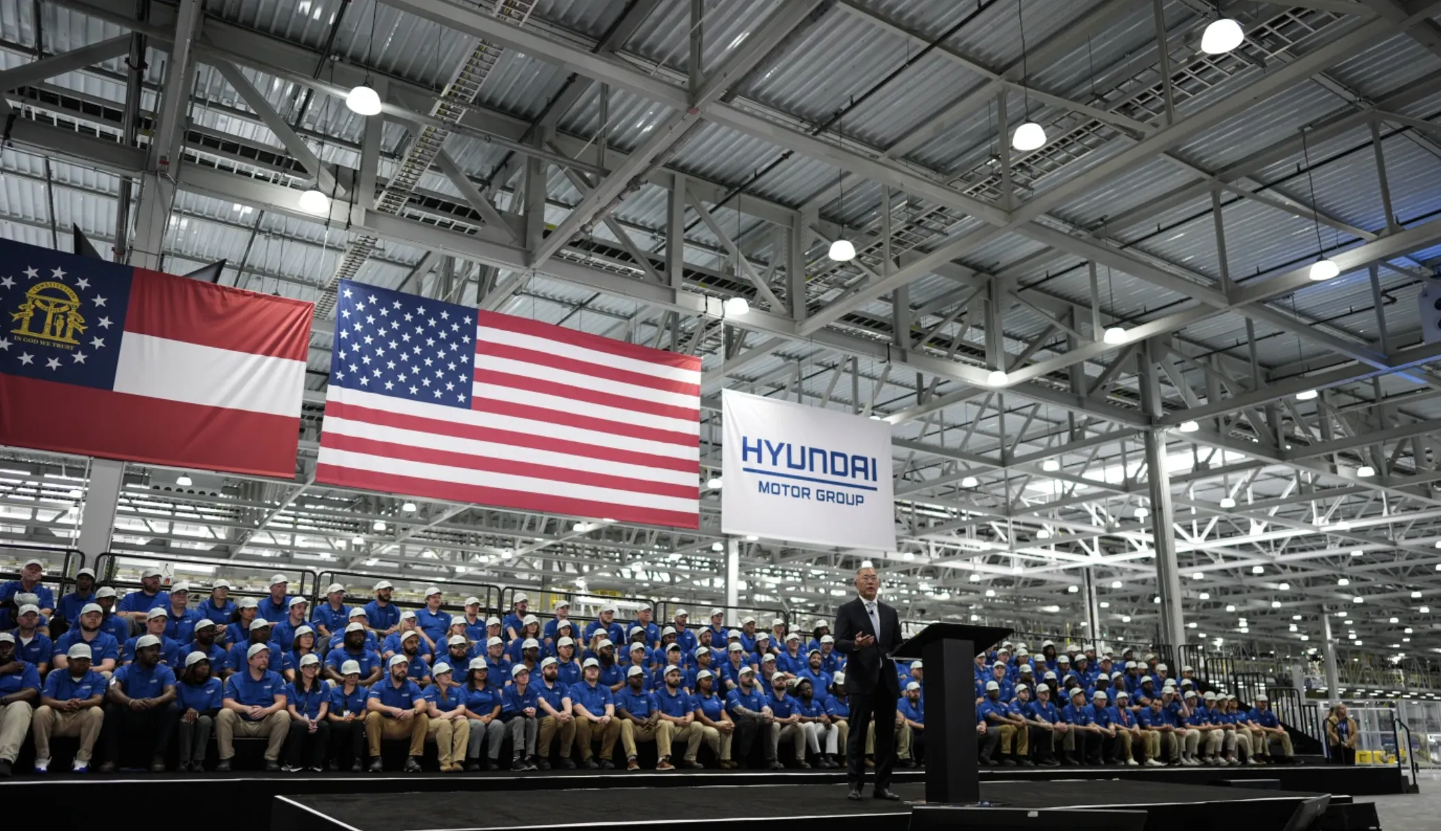 2025年3月26日，位於喬治亞州的Metaplant America工廠舉行開廠儀式，現代汽車集團會長鄭義宣在一群員工前方發表演說。（美聯社）