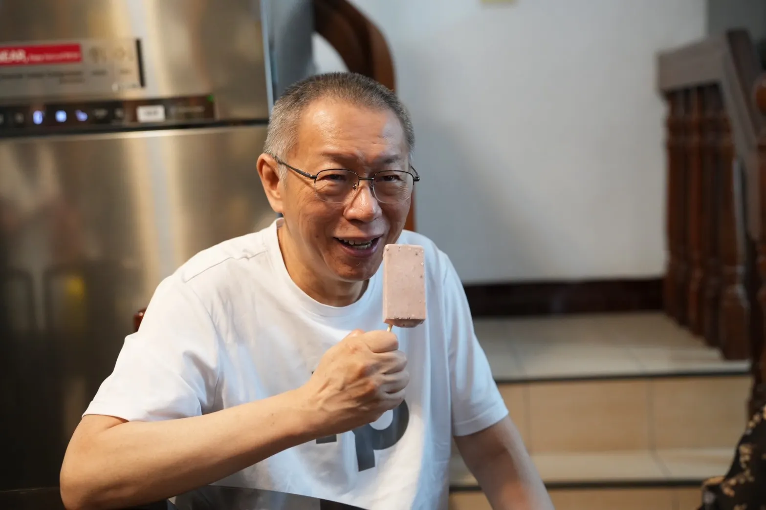 20250908-前民眾黨主席柯文哲交保，與妻子陳佩琪返抵新竹老家，探視柯媽何瑞英。（民眾黨提供）