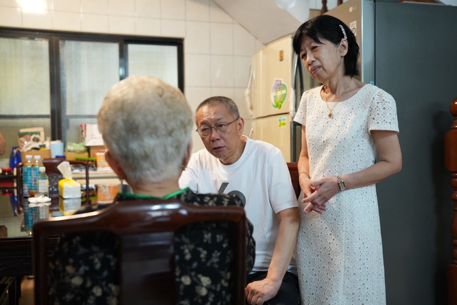 20250908-前民眾黨主席柯文哲交保，與妻子陳佩琪返抵新竹老家，探視柯媽何瑞英。（民眾黨提供）