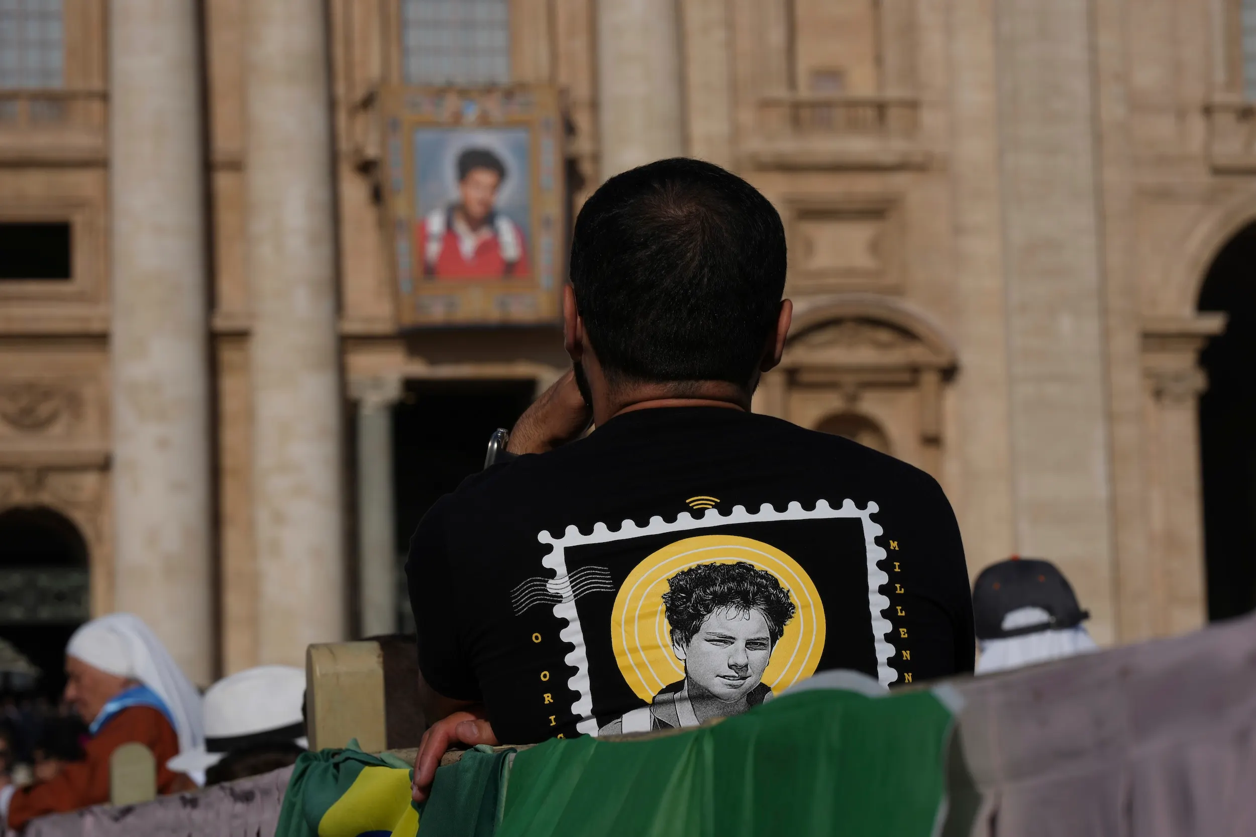 2025年9月7日，朝聖者們穿著印有卡洛·阿庫蒂斯肖像的T恤抵達梵蒂岡聖彼得廣場，參加他與皮爾·喬治·弗拉薩蒂的封聖彌撒。（美聯社）