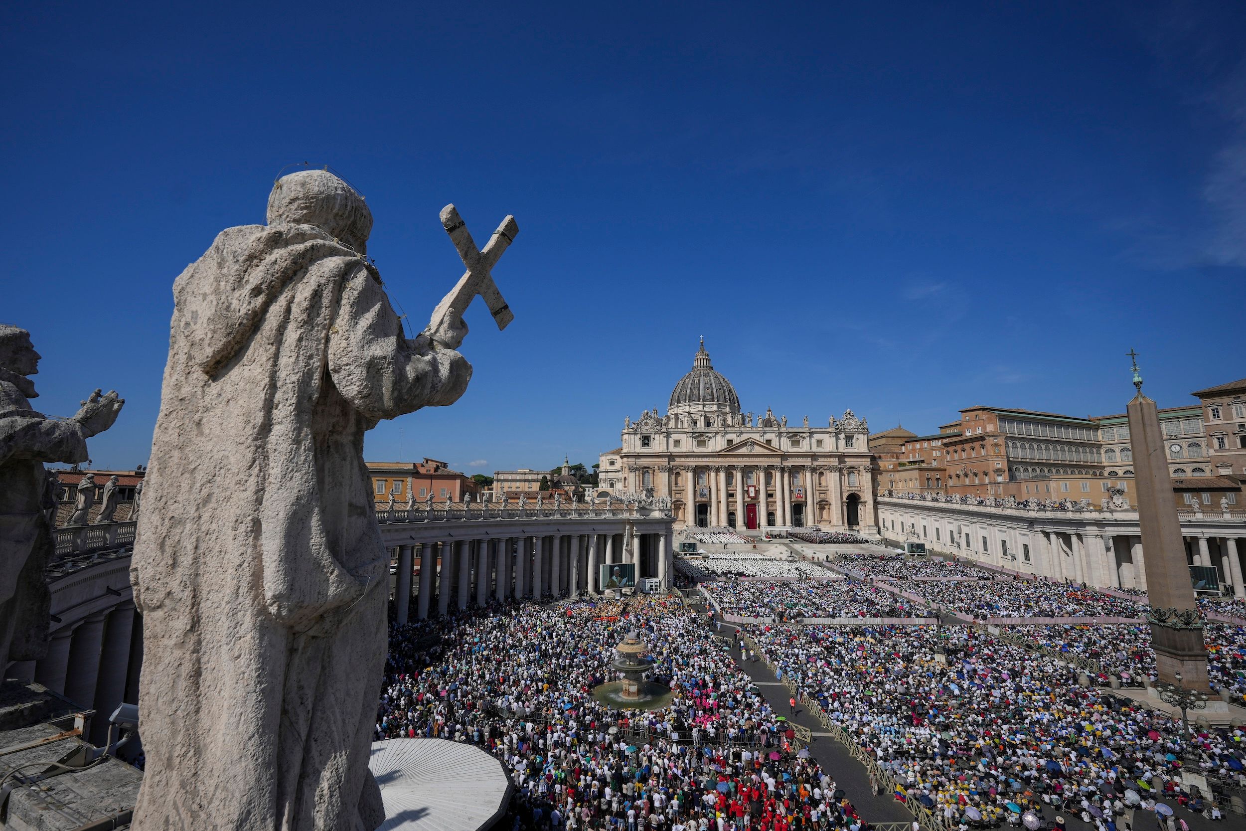 2025年9月7日，朝聖者抵達梵蒂岡聖彼得廣場，參加卡洛·阿庫蒂斯與皮爾·喬治·弗拉薩蒂的封聖彌撒。（美聯社）