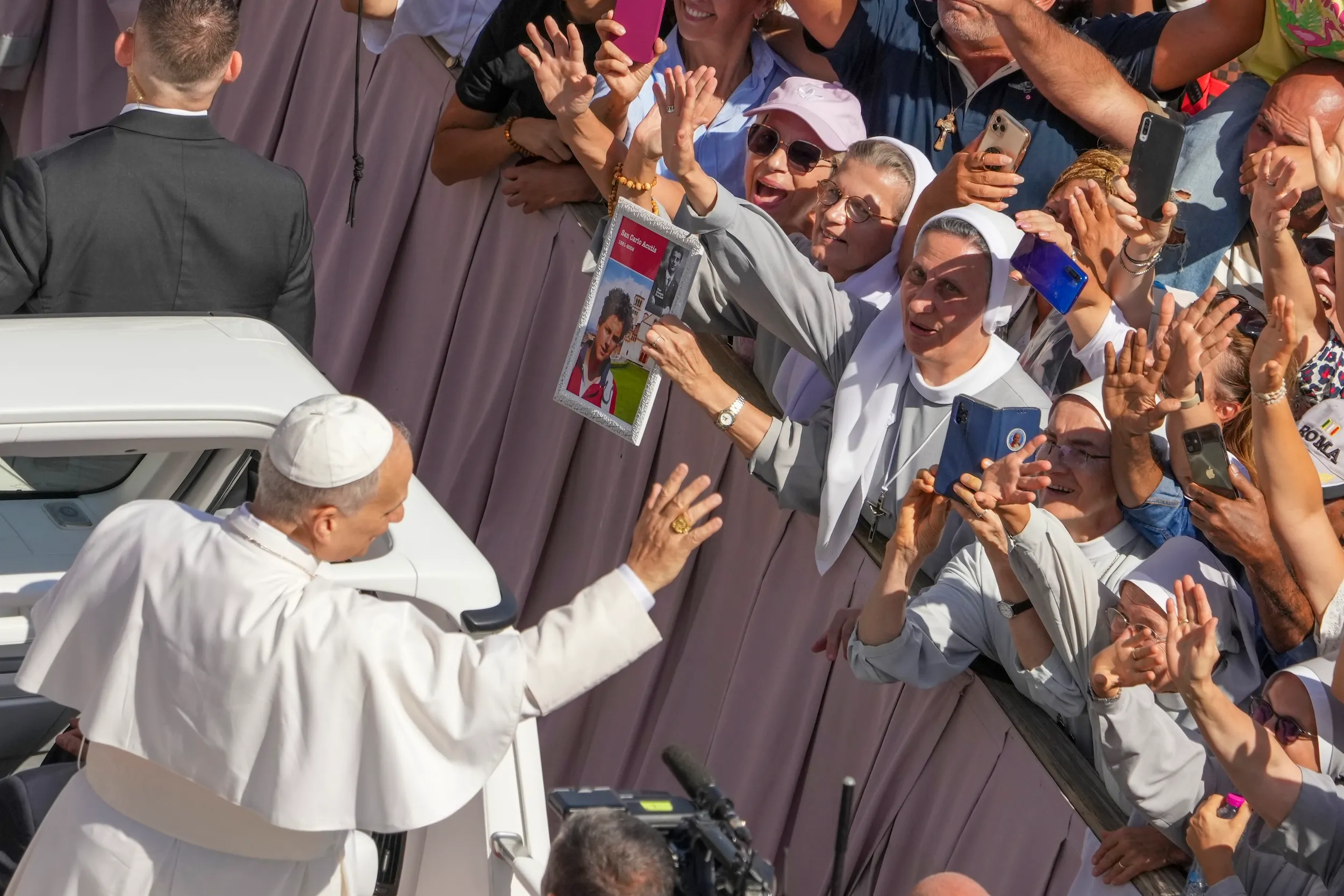 2025年9月7日，朝聖者抵達梵蒂岡聖彼得廣場，參加卡洛·阿庫蒂斯與皮爾·喬治·弗拉薩蒂的封聖彌撒。（美聯社）