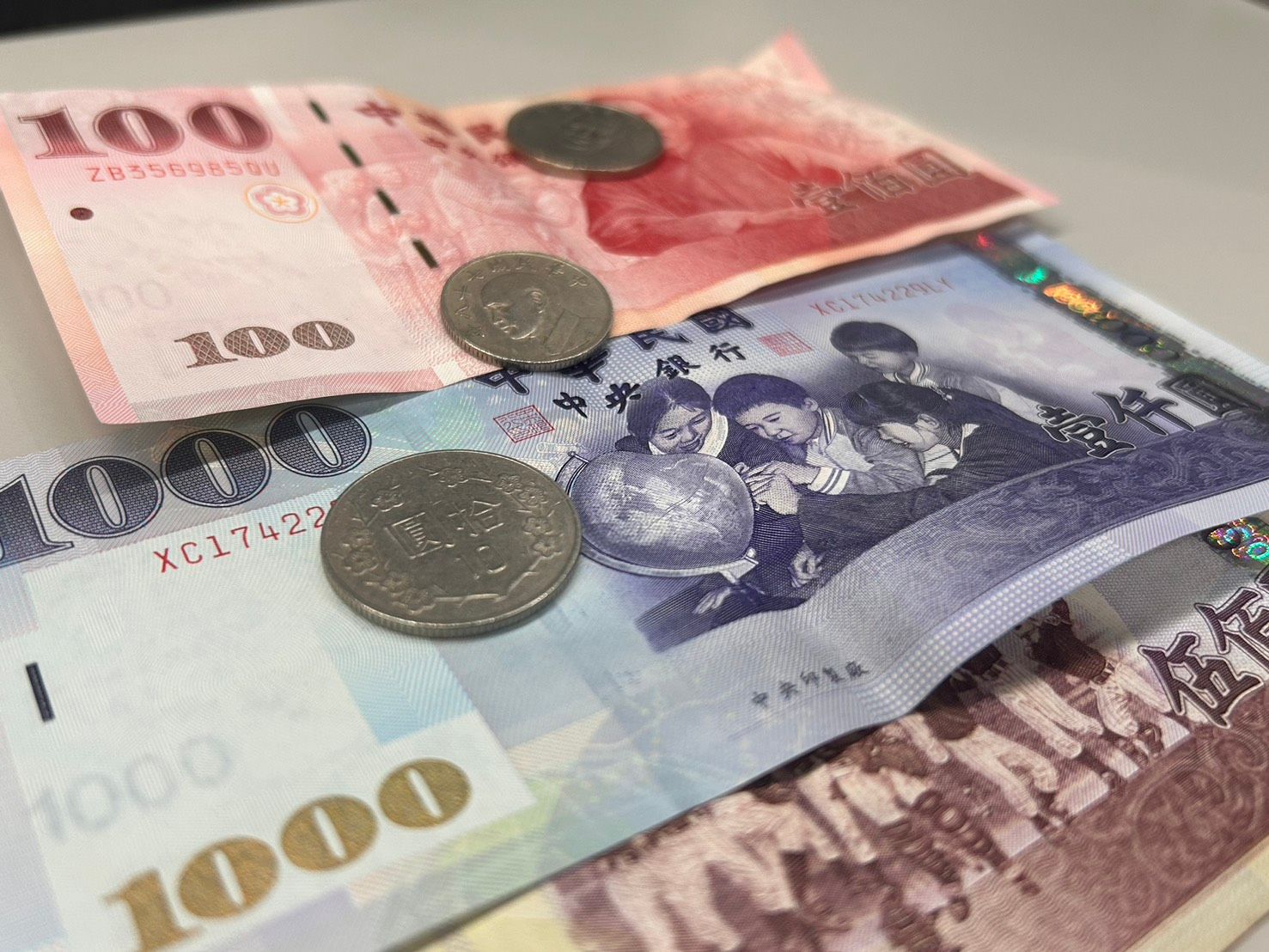 銅板硬幣鈔票 硬幣邊緣會有一圈鋸齒狀刻痕，這個設計其實有防偽功能。（資料照／梁溶珈攝）