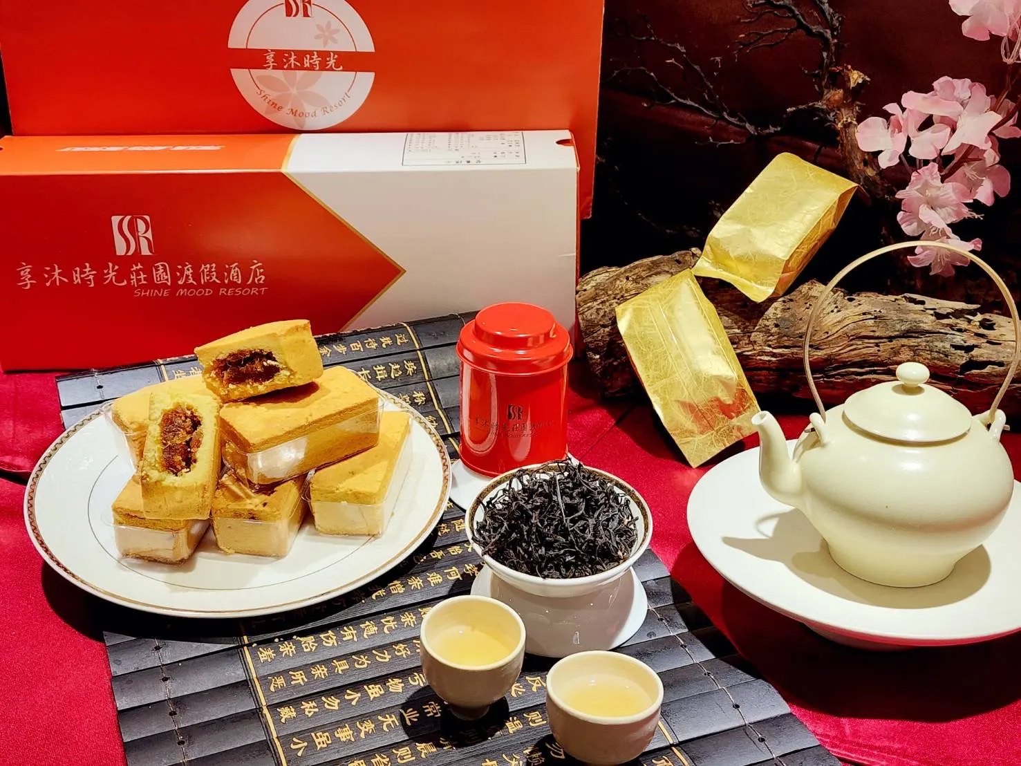 享沐時光嚴選台灣在地台農二號鳳梨，以嚴選法國發酵奶油與無水奶油，製成長方金磚造型的土鳳梨酥，口感層次分明。（圖／沐時光莊園渡假酒店提供）