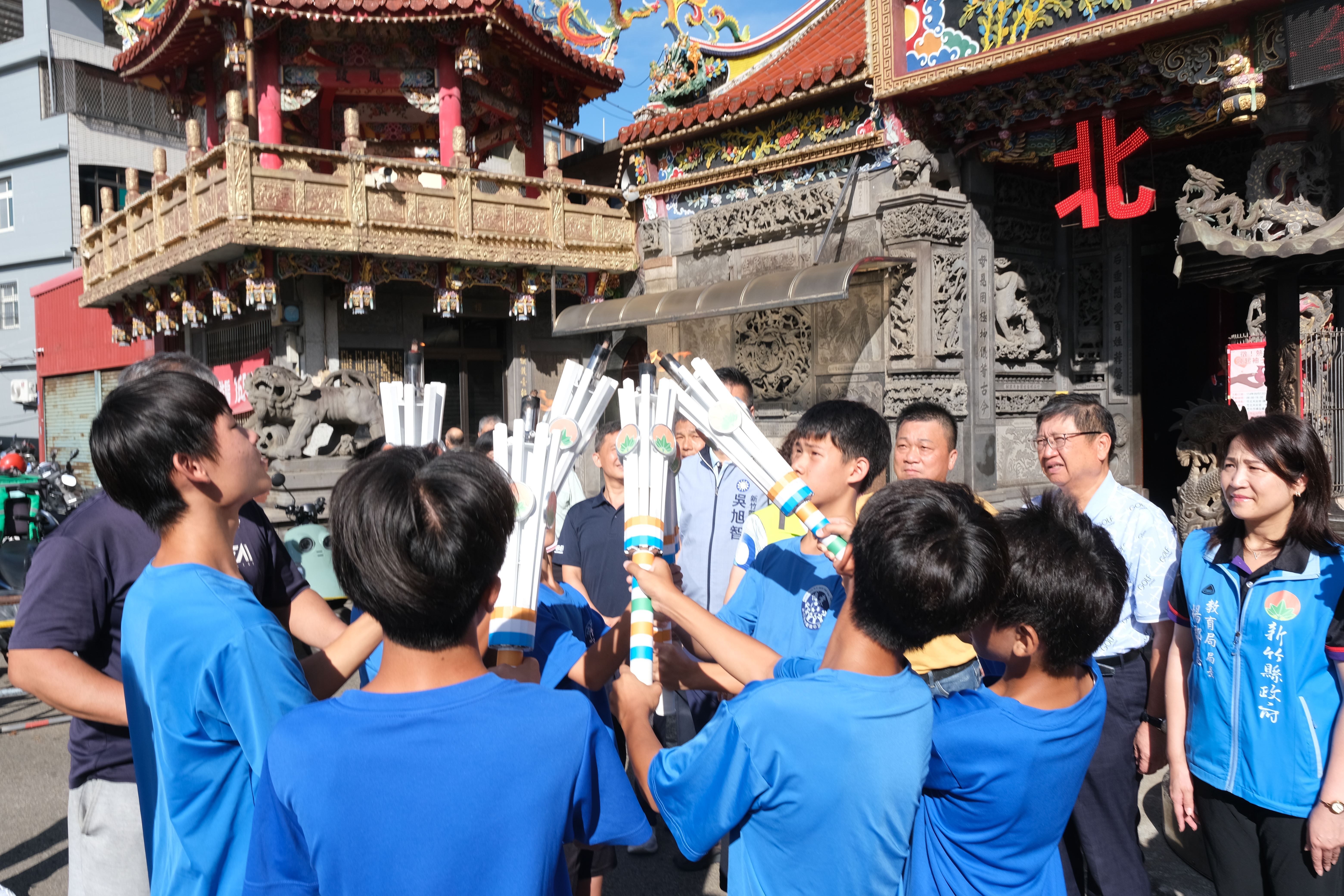 縣長楊文科點燃聖火後傳給聖火隊，宣布縣運會正式開始。（圖／新竹縣政府提供）