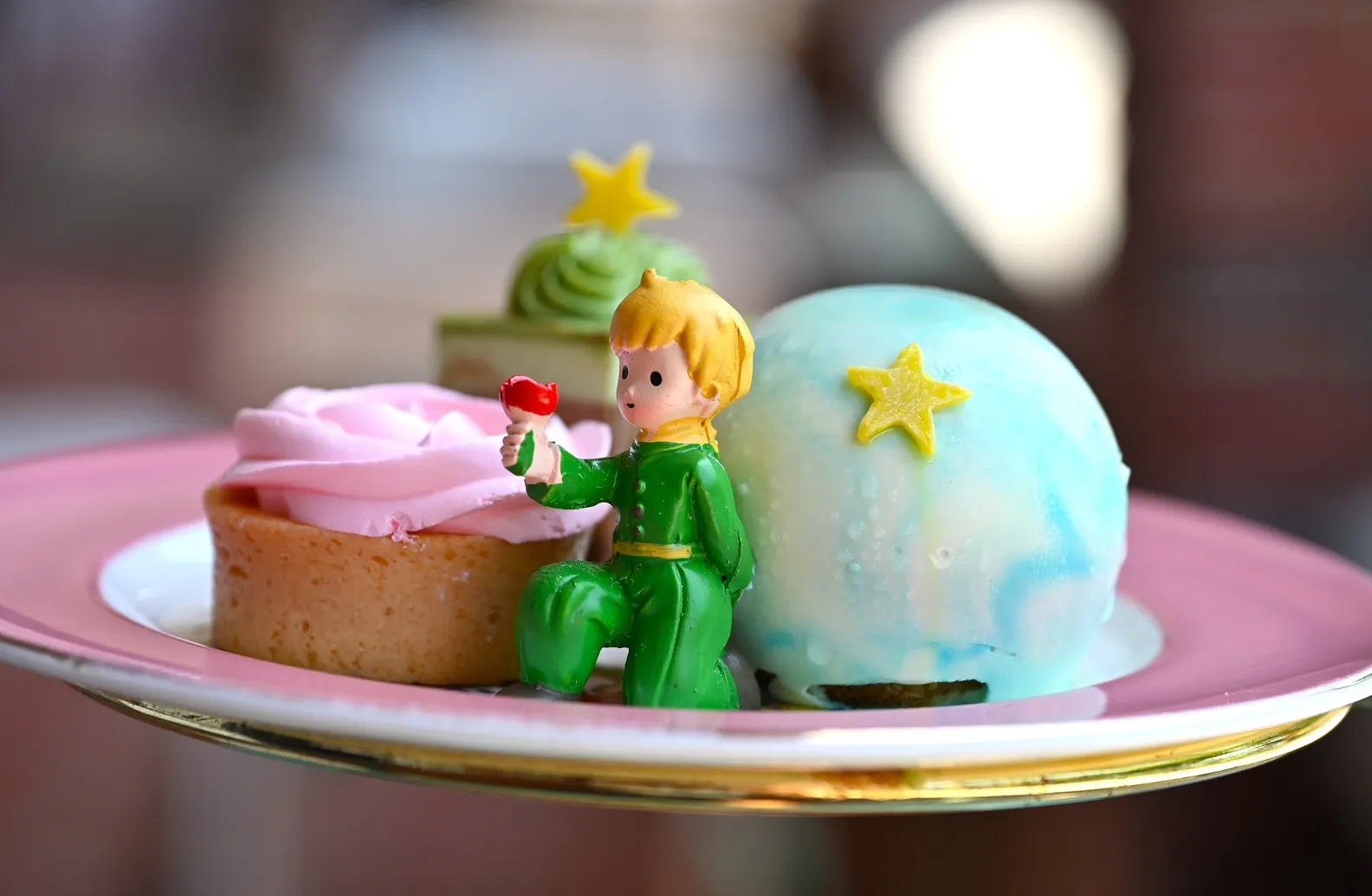 古典玫瑰園推出「小王子主題下午茶」，以星球、玫瑰與小王子為靈感設計甜點。（圖/古典玫瑰園提供）