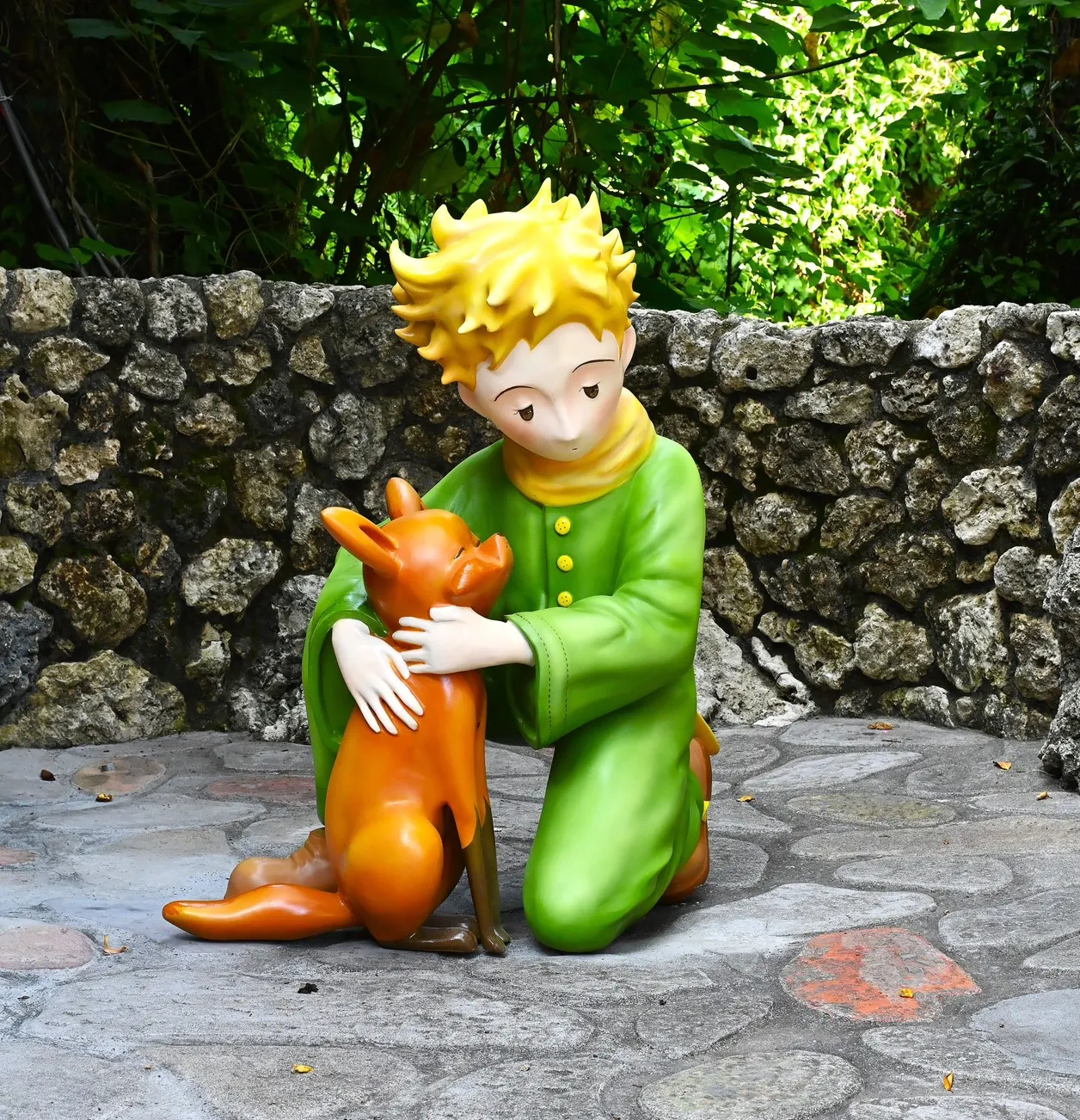 小王子抱著狐狸，重現「因為你馴養了我，所以你對我而言是獨一無二的」的經典場景。(雕塑：黃騰輝先生)（圖/古典玫瑰園提供）