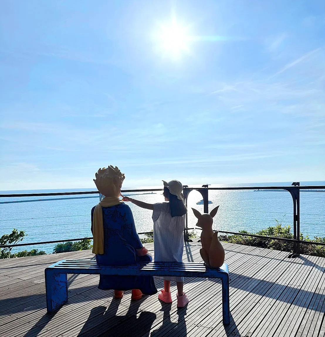 與小王子和狐狸一同眺望西子灣，成為全台最美的親子拍照點。（圖/古典玫瑰園提供）