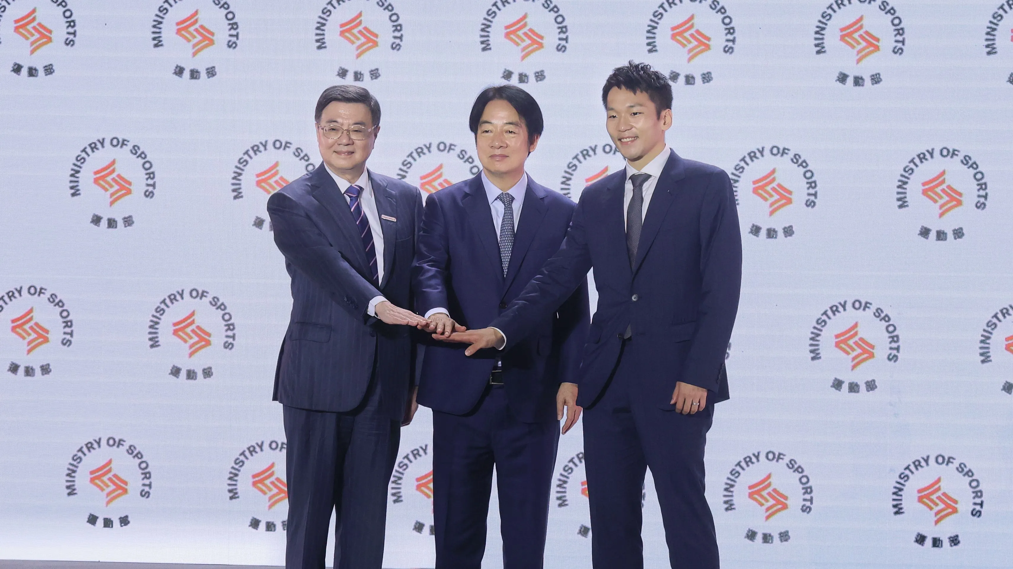 20250809-运动部长李洋（右起）、总统赖清德、行政院长卓荣泰9日出席「运动部揭牌暨部长布达典礼」。（柯承惠摄）