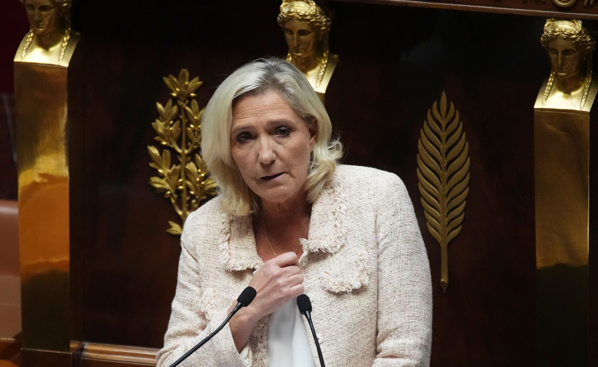 2025年9月8日，法國巴黎，極右派領袖瑪琳・勒潘（Marine Le Pen）在國民議會發言，針對即將對總理弗朗索瓦・白胡（François Bayrou）進行的信任投票發表立場。（美聯社）