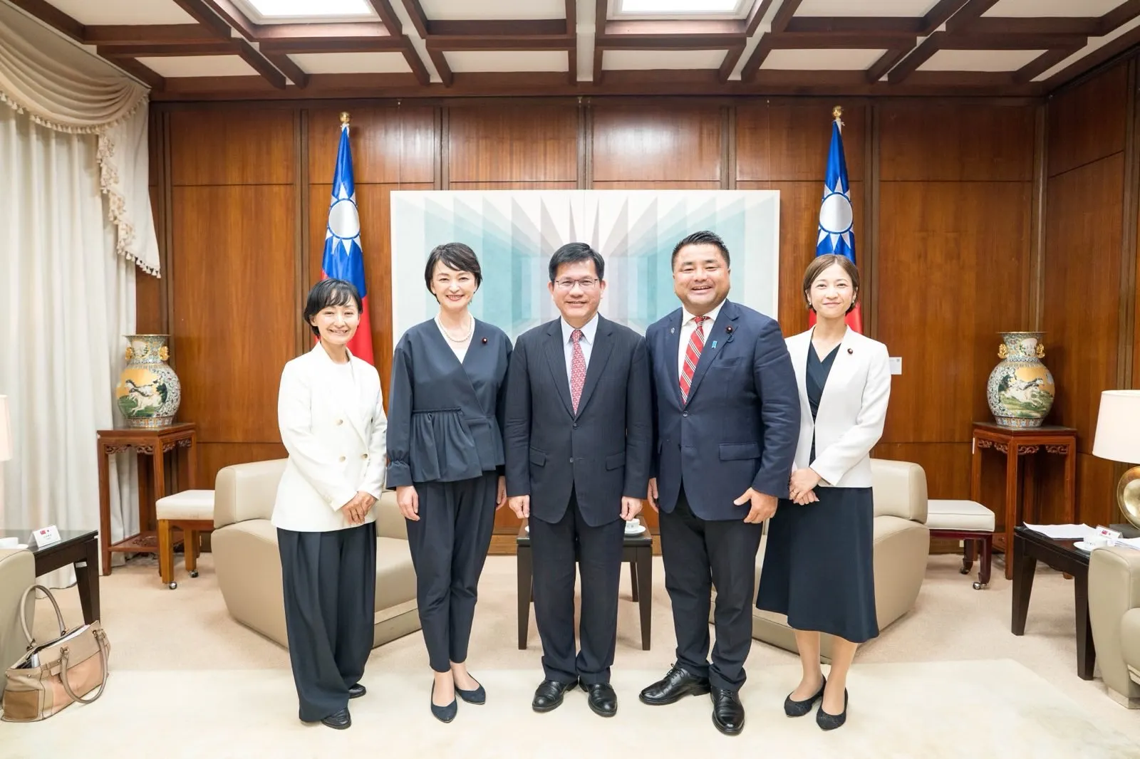 20250908-外交部長林佳龍（中）8日接見日本立憲民主黨眾議員太榮志（右二）、吉田晴美（左二）、大築紅葉（左一）及酒井菜摘（右一）。（外交部提供）