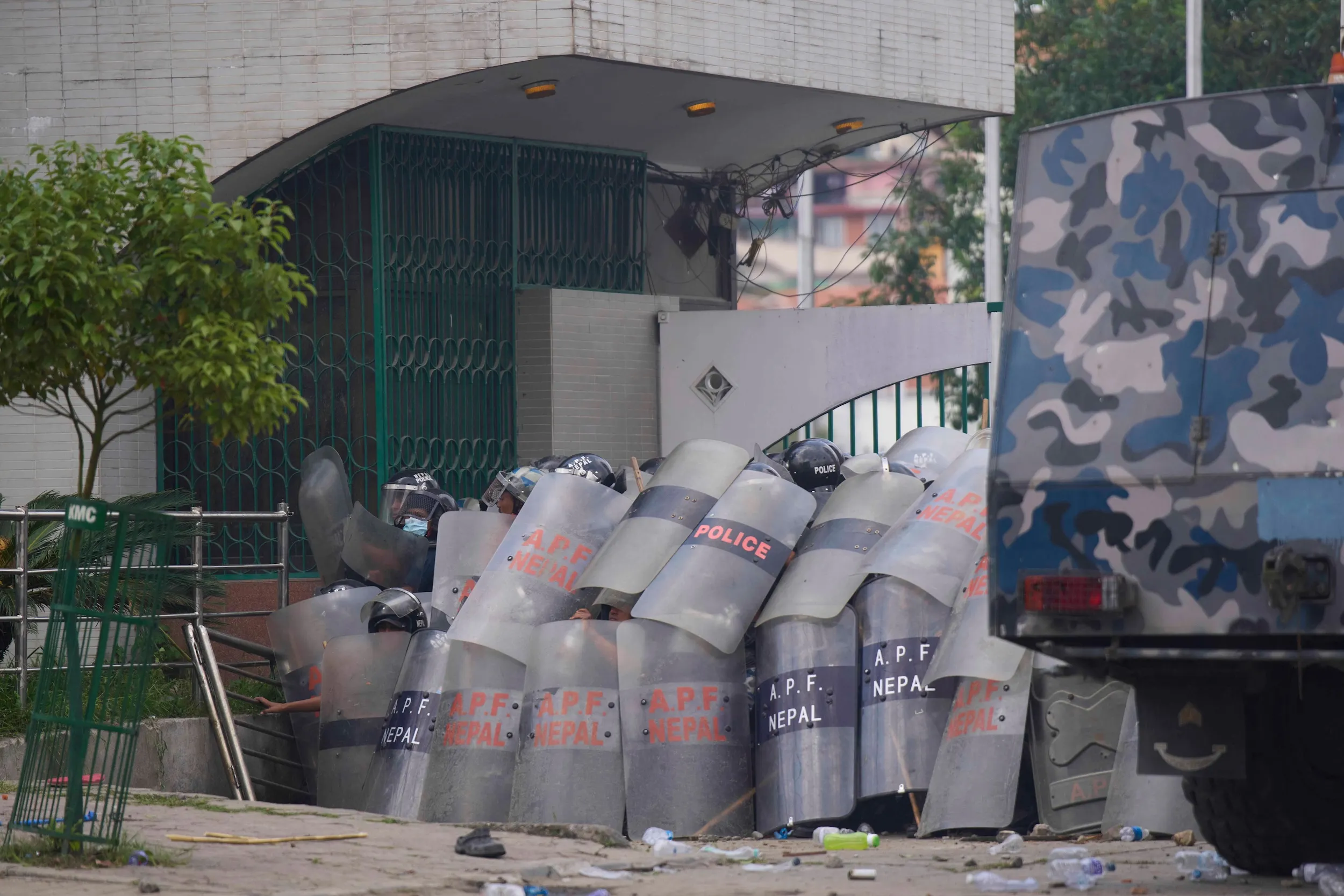 2025年9月8日，鎮暴警察與尼泊爾加德滿都議會大樓外的抗議者發生衝突。（美聯社）