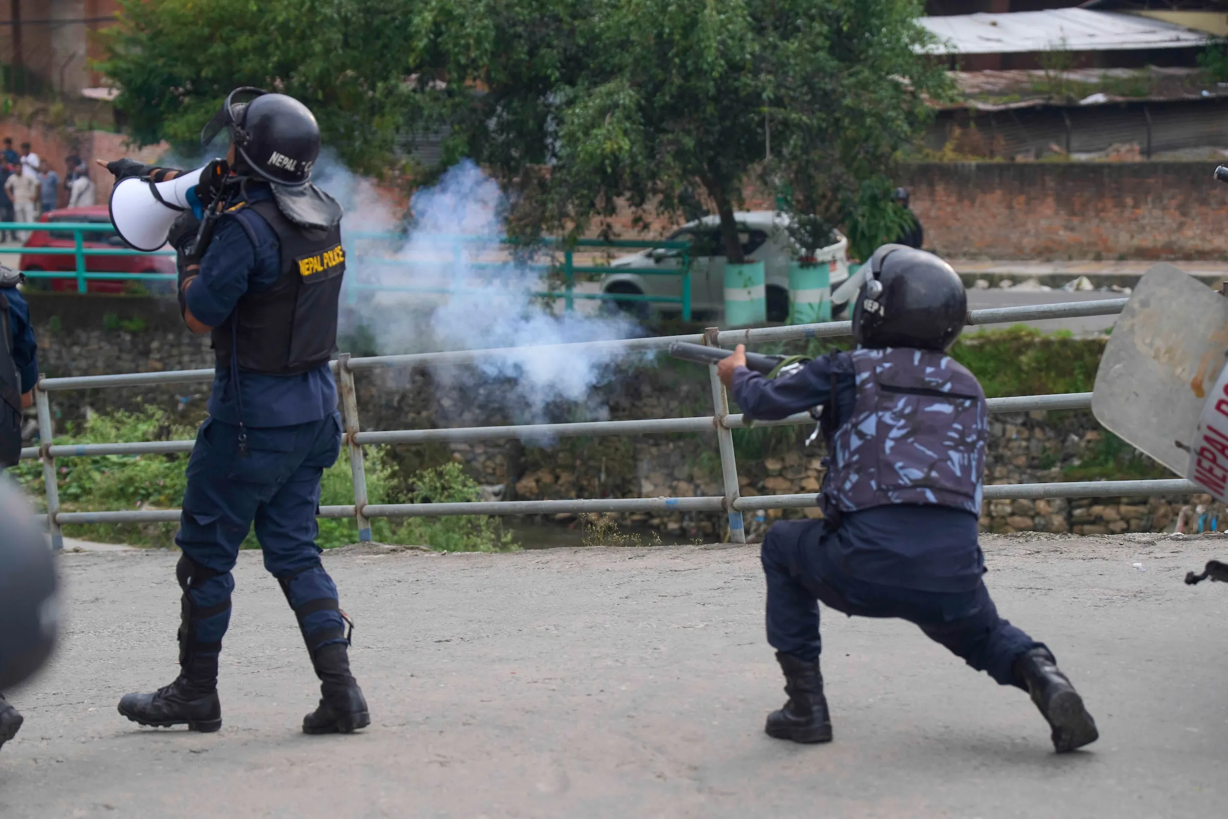 2025年9月8日，鎮暴警察與尼泊爾加德滿都議會大樓外的抗議者發生衝突。（美聯社）