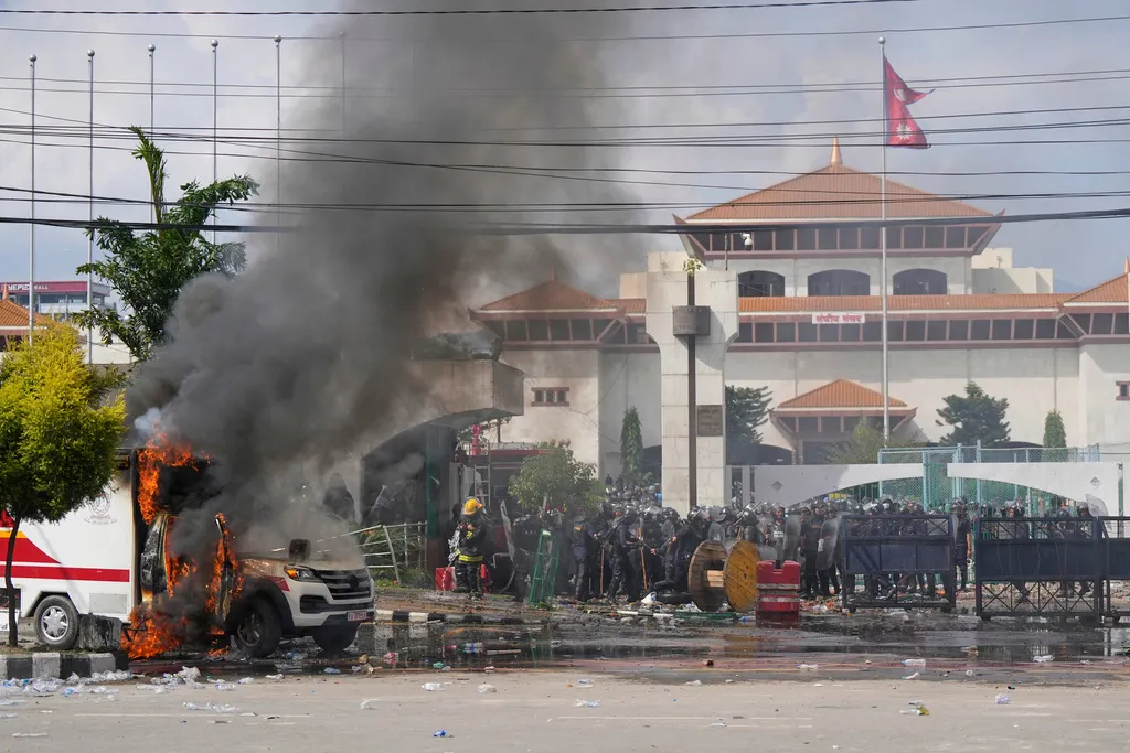 尼泊爾首都加德滿都發生激烈街頭抗爭，數千人「進攻」國會大廈。（美聯社）