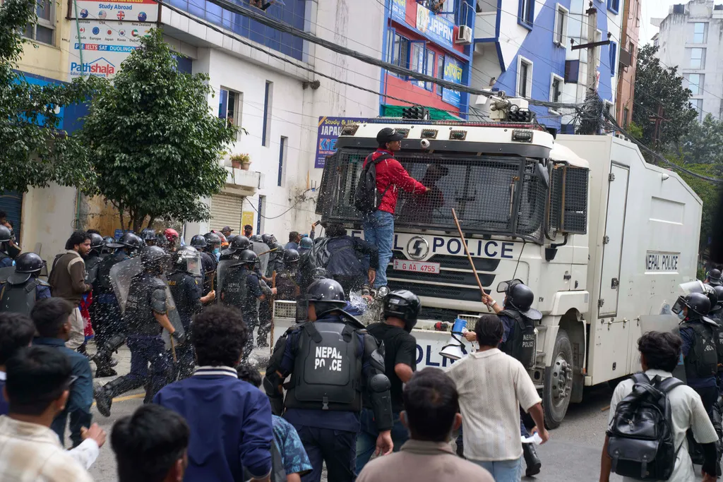 尼泊爾首都加德滿都發生激烈街頭抗爭，警察拿出高壓水砲、催淚瓦斯等裝備驅離群眾。（美聯社）
