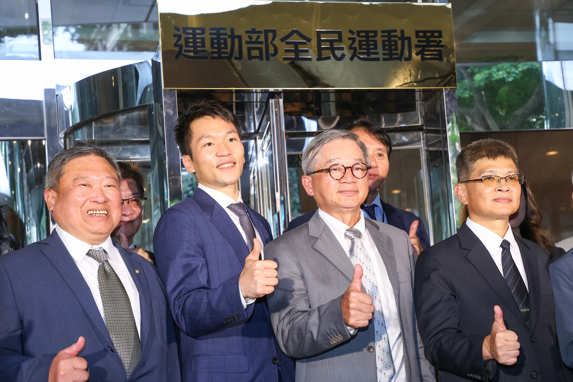 20250909-運動部長李洋（左二）、全民運動署長房瑞文（右一）、中華奧會主席林鴻道（左一）等人9日出席運動部全民運動署揭牌暨署長布達典禮。（顏麟宇攝）
