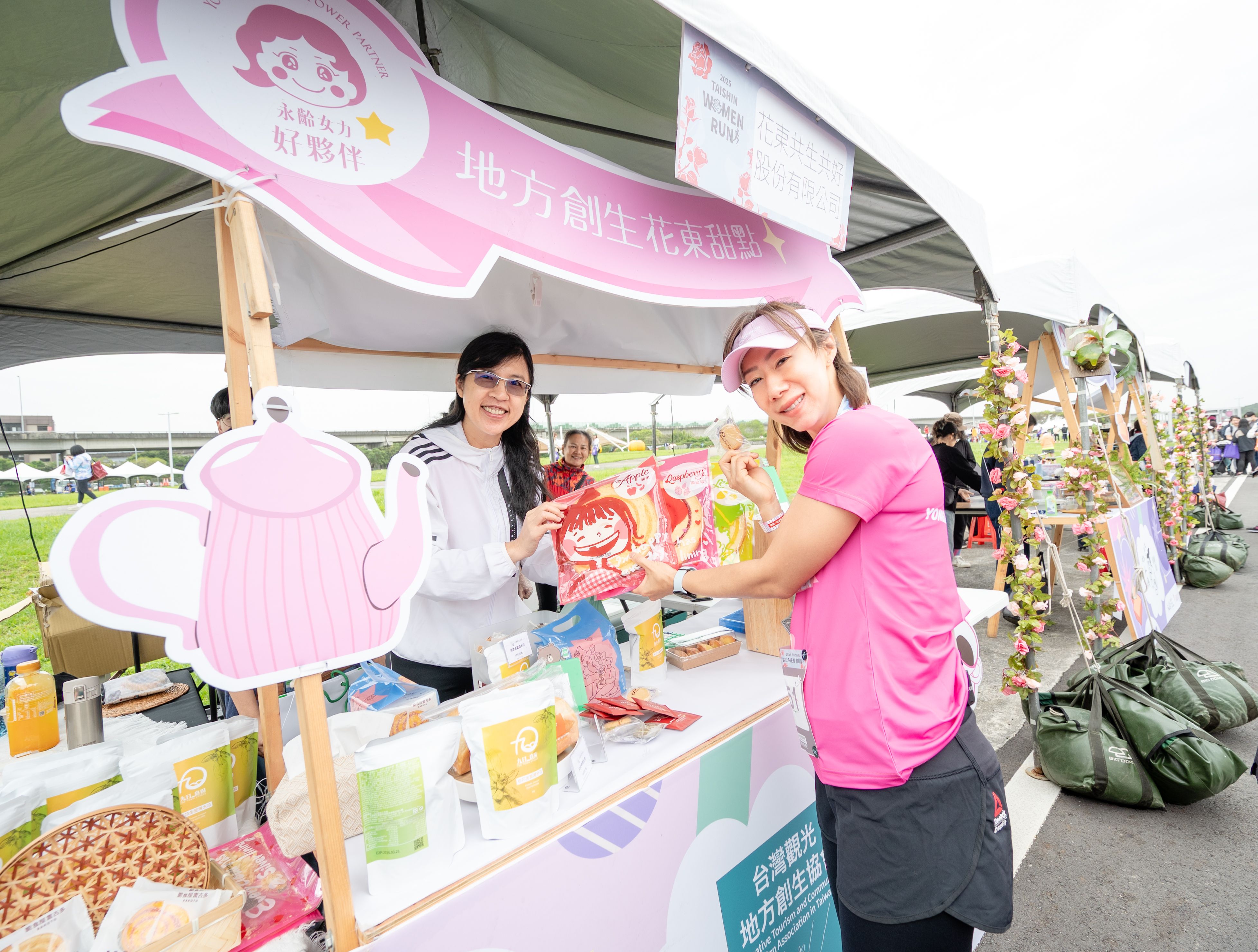 永齡基金會執行長郭曉玲參與女力市集。（圖／永齡基金會）