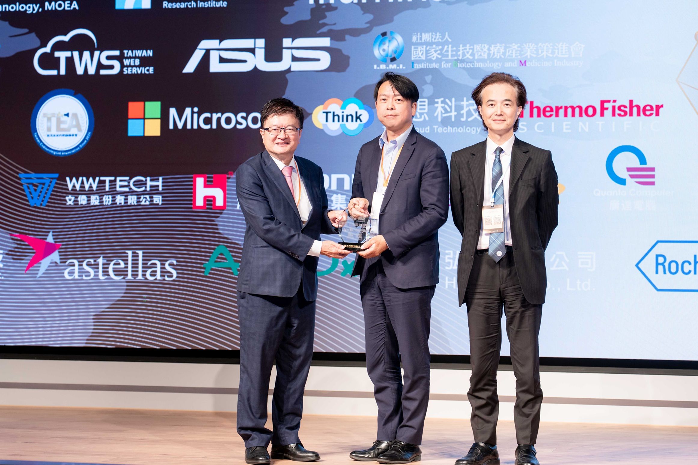 圖說：長庚醫療財團法人程文俊主委、華碩雲端暨台智雲吳漢章總經理、基隆長庚紀念醫院詹益聖副院長於「2025年健康台灣：智慧、再生與精準醫療國際研討會」演講互動合影。