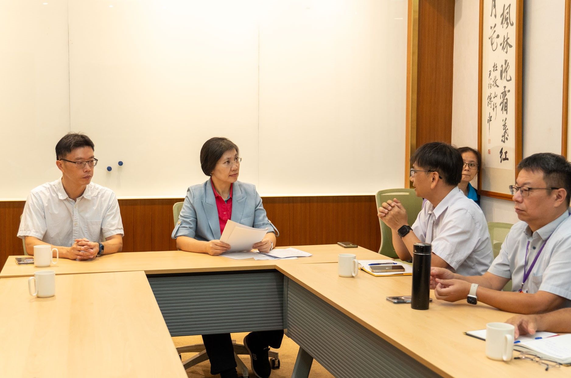 立委徐欣瑩（左二）9日上午在立法院召開協調會，邀集環境部及新竹縣環保局等相關單位，共同研商竹北市飄出惡臭氣味解決方案。（圖／徐欣瑩立委辦公室提供）