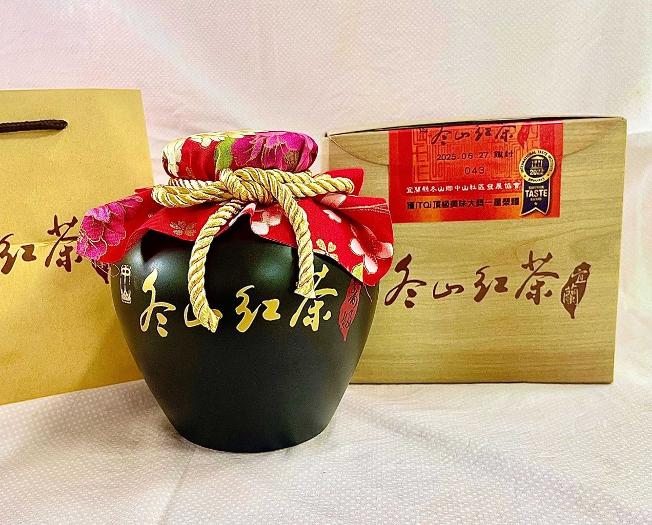 透過柚皮糖、柚子醬、紅茶組合的柚子禮盒，以及榮獲iTQi國際評鑑肯定的壽級冬山紅茶禮盒。（圖／勞動力發展署北分署提供）