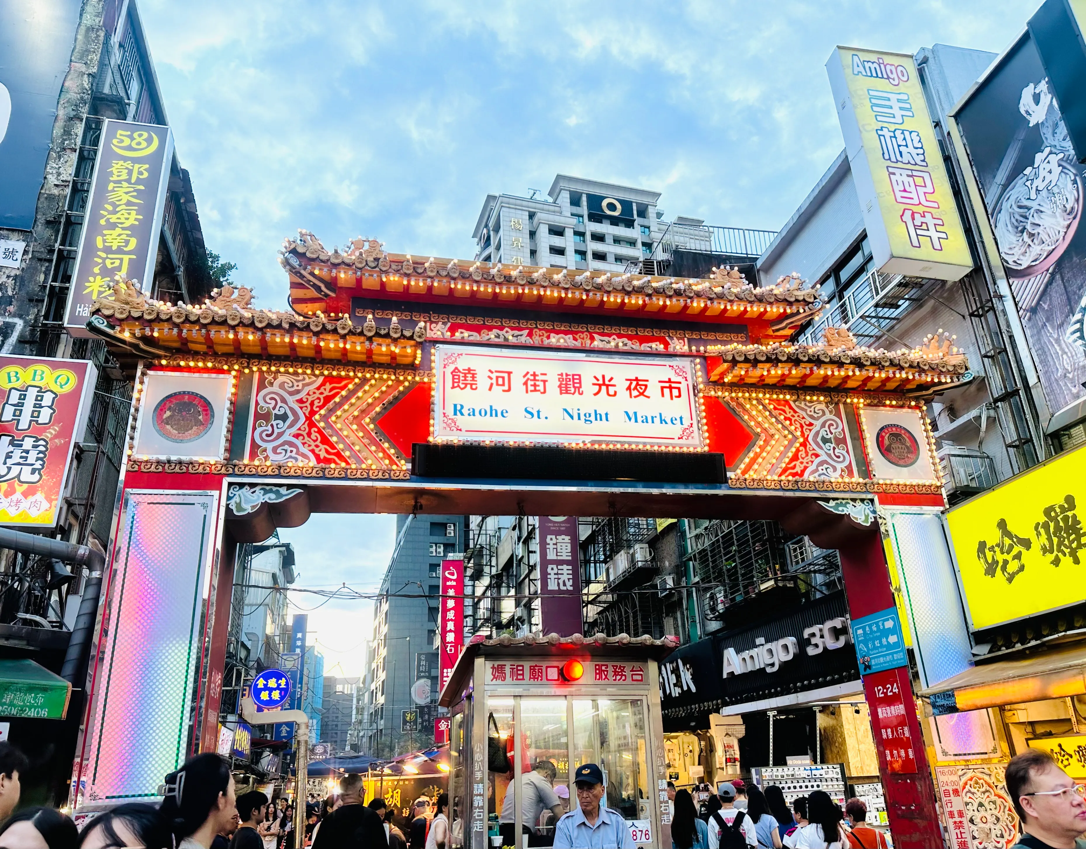 饒河街夜市人潮擠擠，傳統小吃與遊戲攤販交織出台北在地生活的熱鬧氛圍。圖/風傳媒攝影