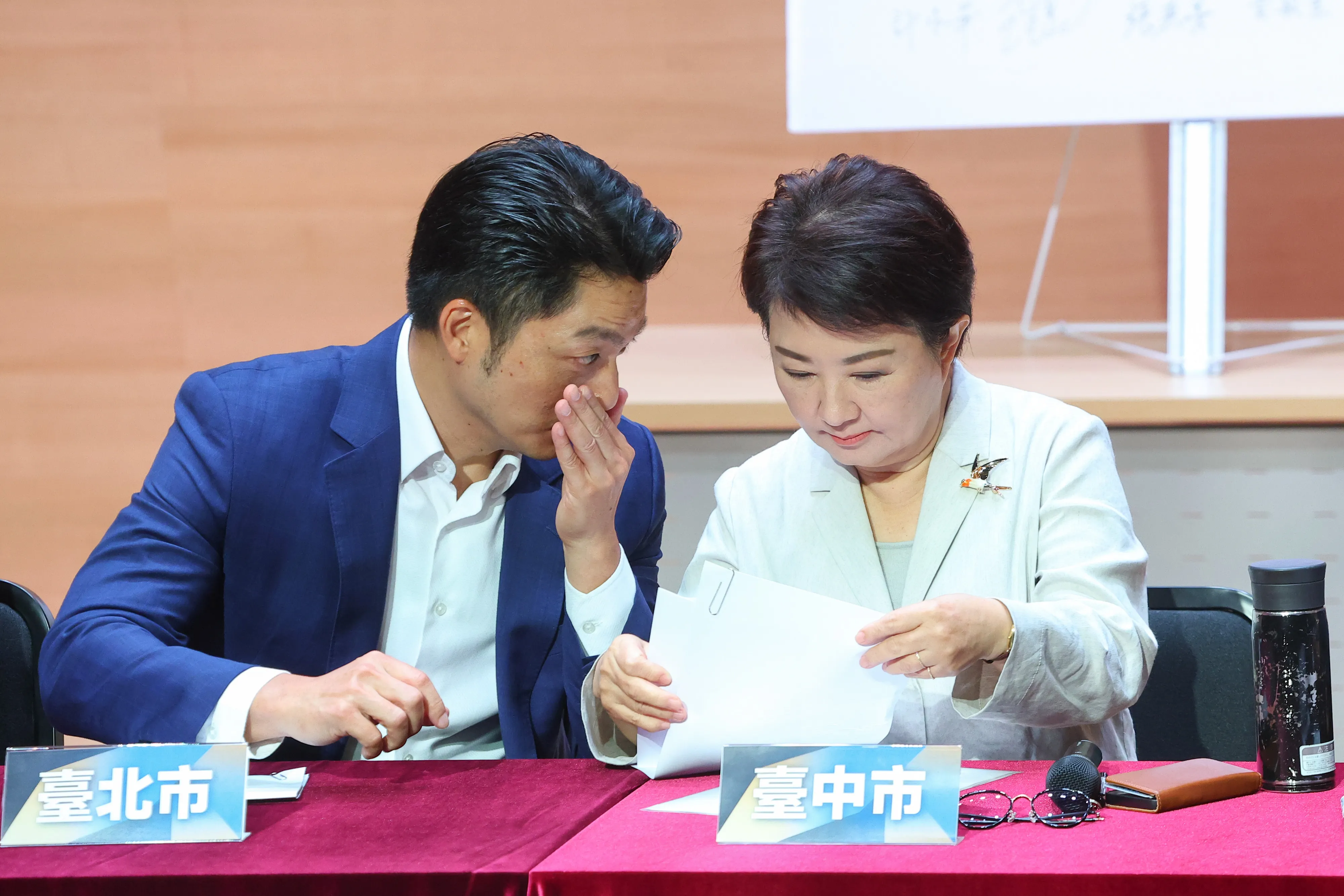 20250910-台北市長蔣萬安（左）、台中市長盧秀燕盧秀燕（右）等藍白縣市長、副市長10日出席「十五縣市站出來！捍衛地方補助」記者会。（（顏麟宇攝）