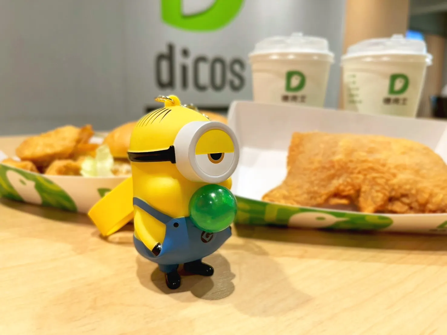 德克士攜手強勢 IP–小小兵，推出重量級寵粉優惠，再度引爆話題！（圖片來源／德克士炸雞）