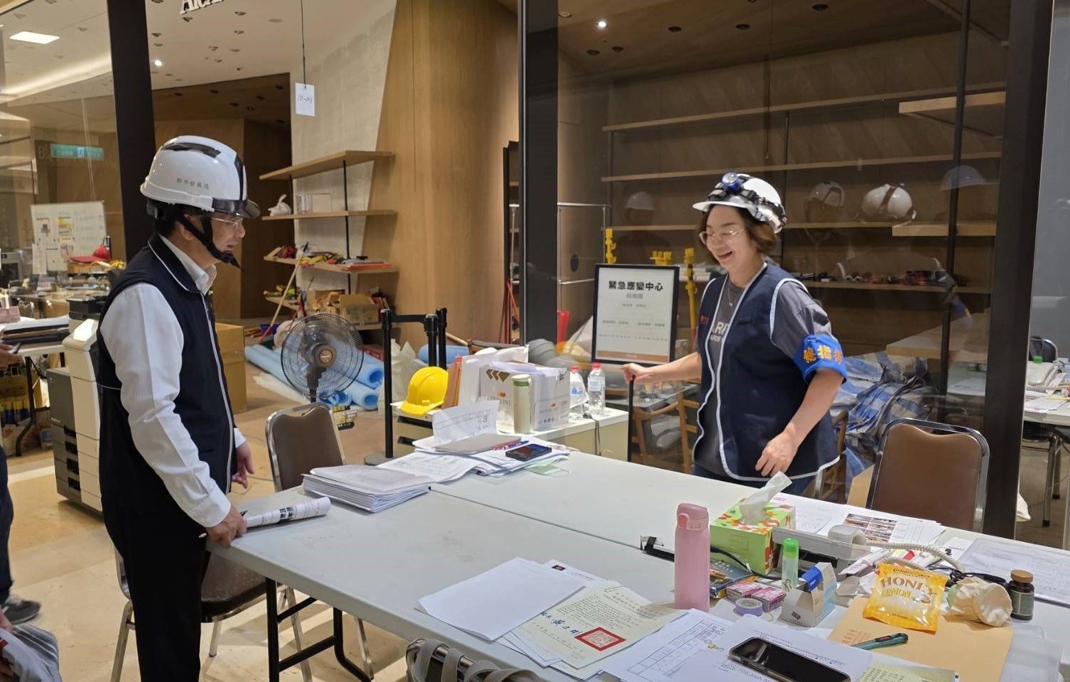 因應進貨期間可能發生的緊急狀況，設置緊急應變中心，編制通報班、滅火班、安全防護班、避難引導班及救護班等，執行引導、滅火與通報等緊急作業。（圖／台中市政府）