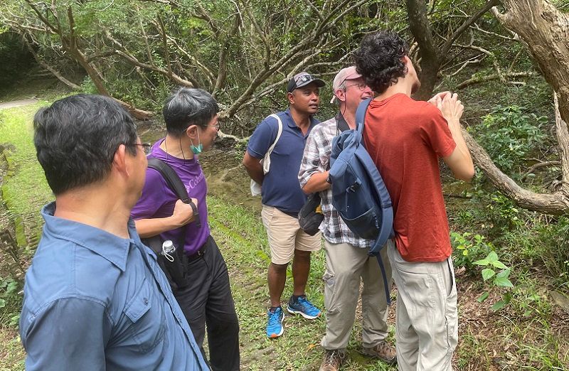 IUCN首席科學家及台達電及海生館相關人員在墾丁國家公園進行探查。（作者提供）
