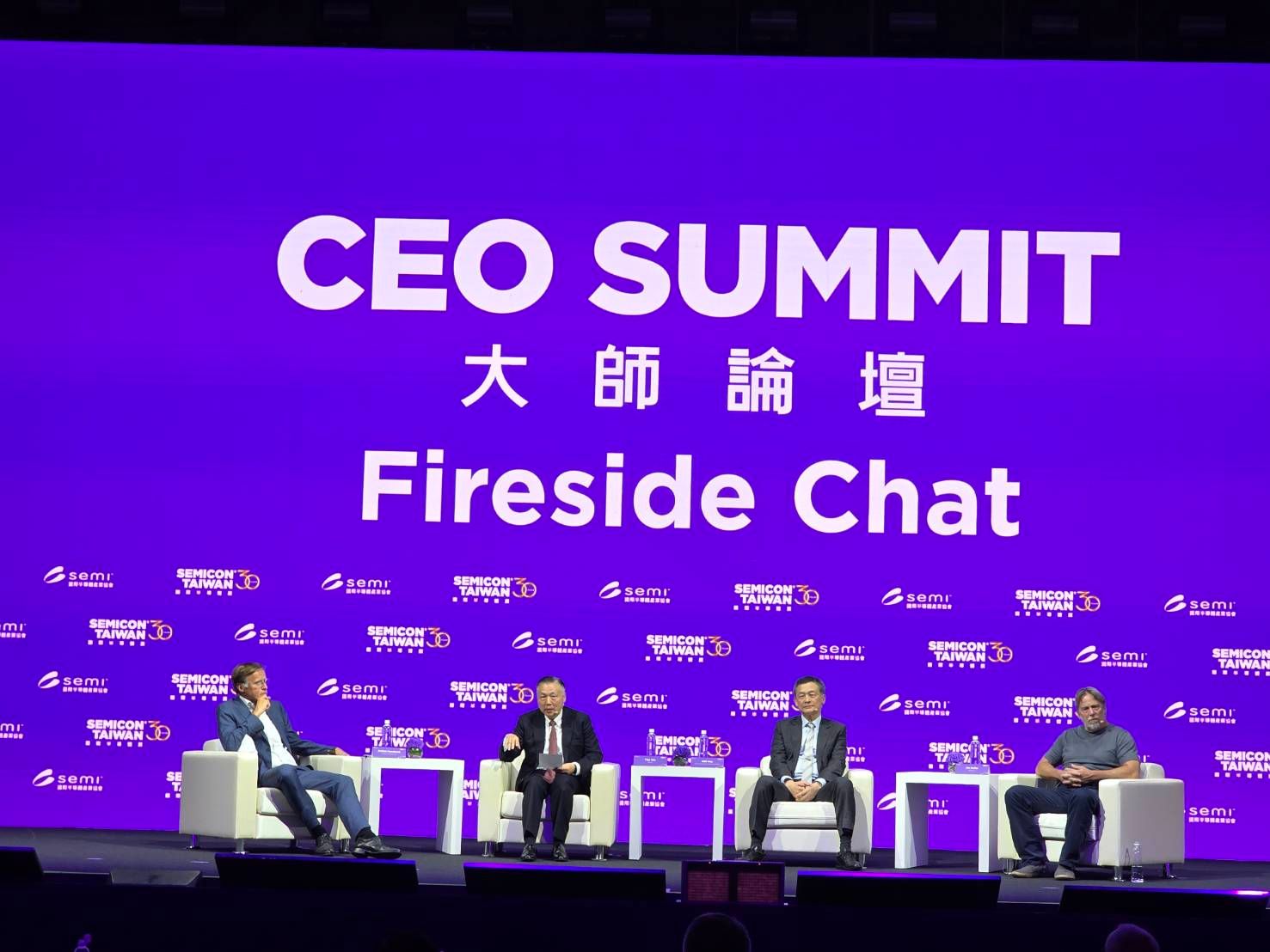 20250910-爐邊對談的最後彩蛋，吳田玉拿出事先準備、名為《A Chip Odyssey》的手稿信件，強調這是未經排練的真心話。（魏鑫陽攝）