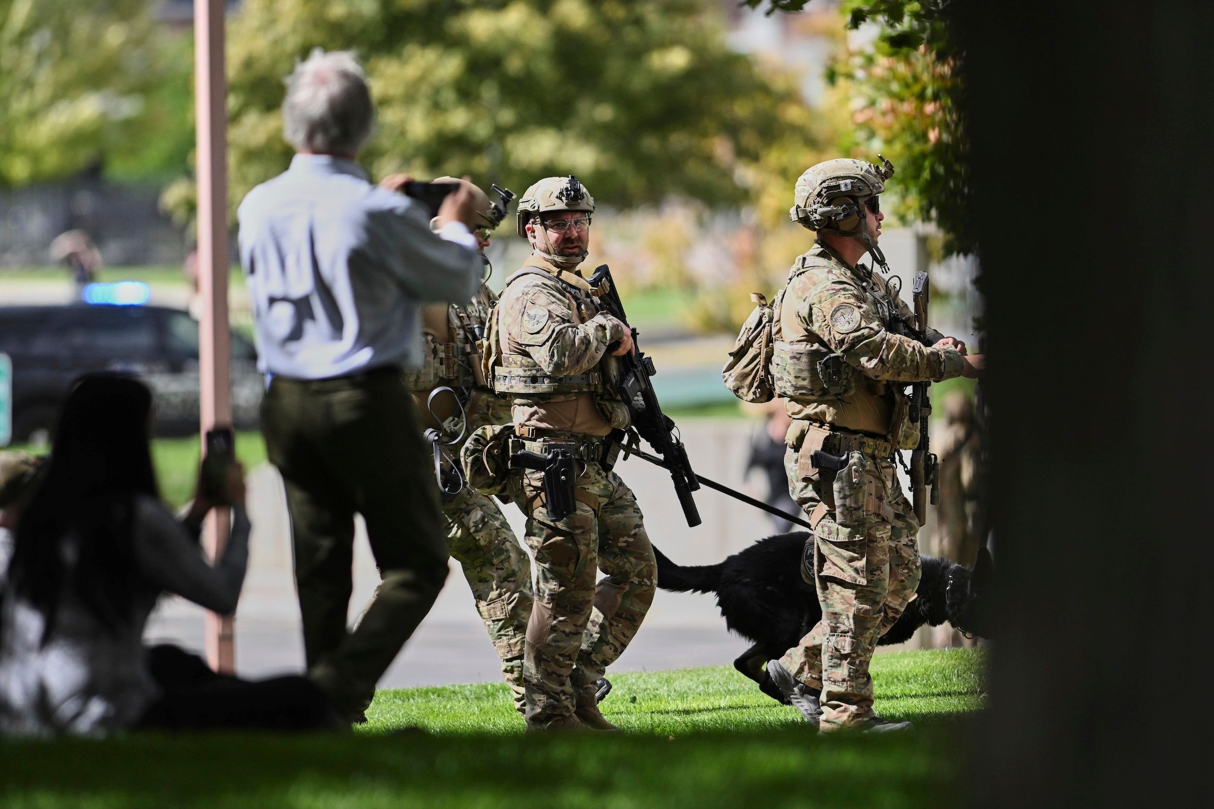 2025年9月10日、チャーリー・カークがユタ州オレム市のユタ・バレー大学で銃撃された後、多くの法執行機関が現場に到着。（AP）