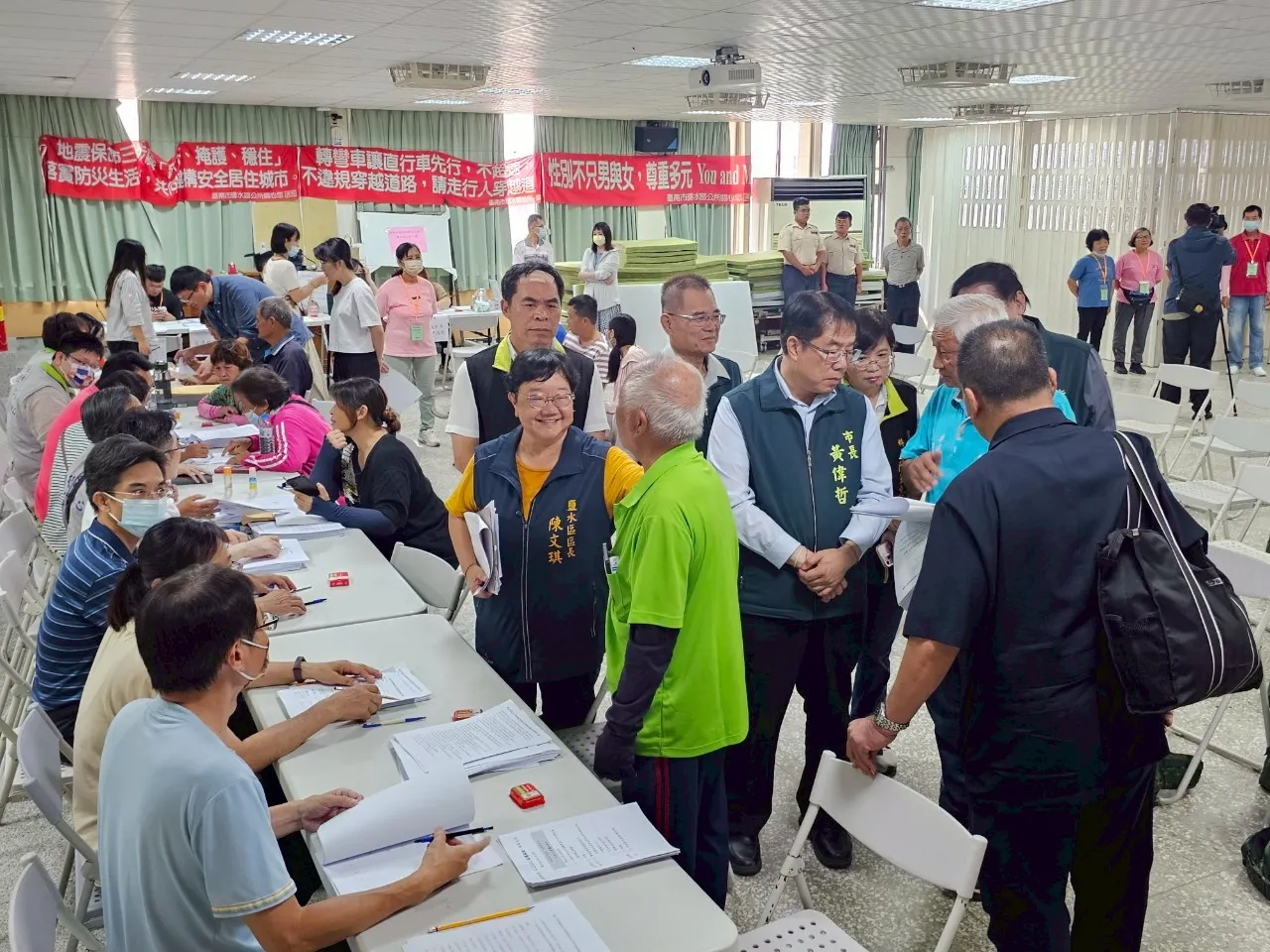 丹娜絲颱風重創台南，市長黃偉哲坐鎮指揮。（台南市政府提供）