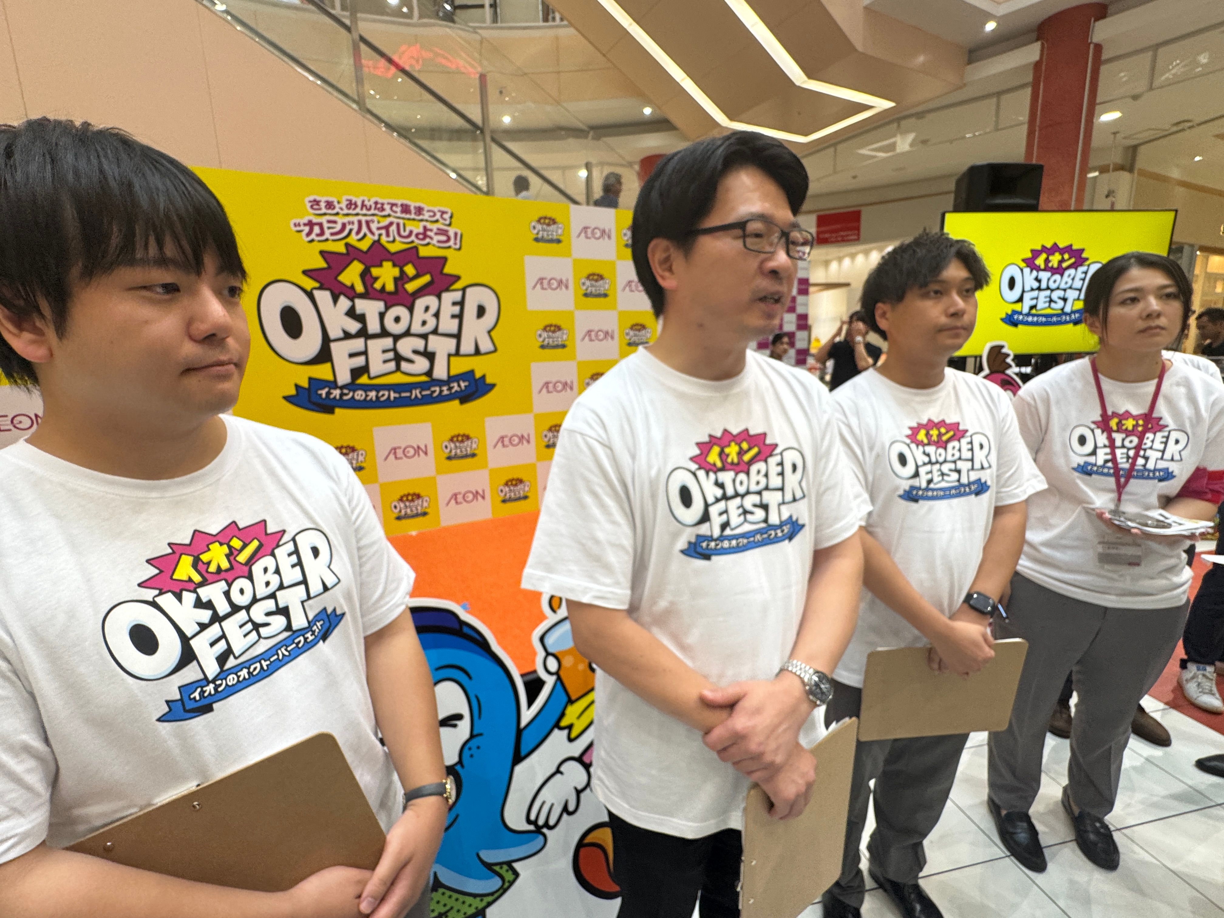 イオンは全国1600店舗で「オクトーバーフェスト」を開催し、乾杯に「乾杯・感謝・歓喜」の三つの思いを込め、家族で楽しむ新しいおうち時間を提案した。黃信維