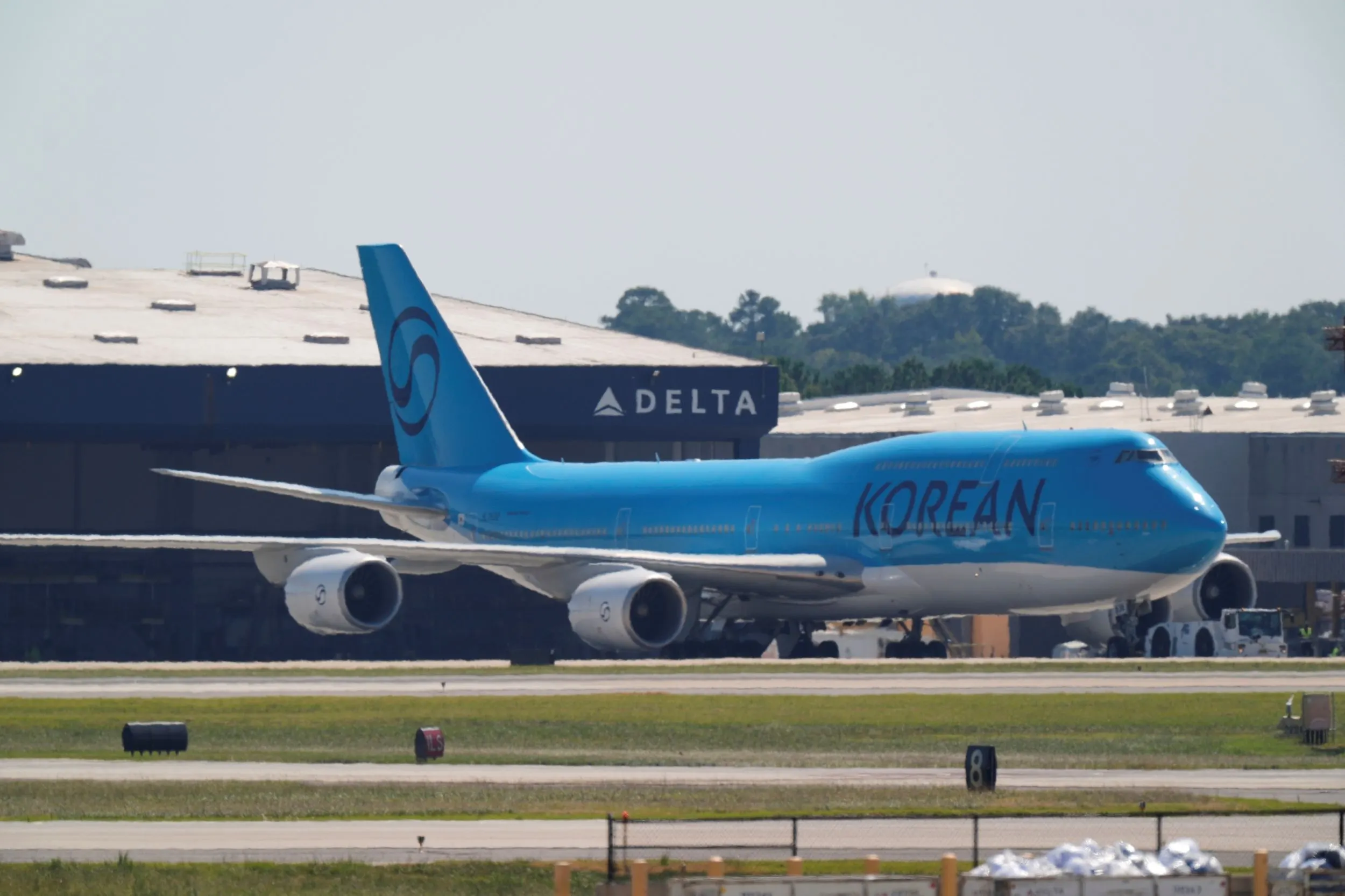 大韓航空派遣專機前往美國亞特蘭大機場，準備接回被拘捕的公民。（美聯社）